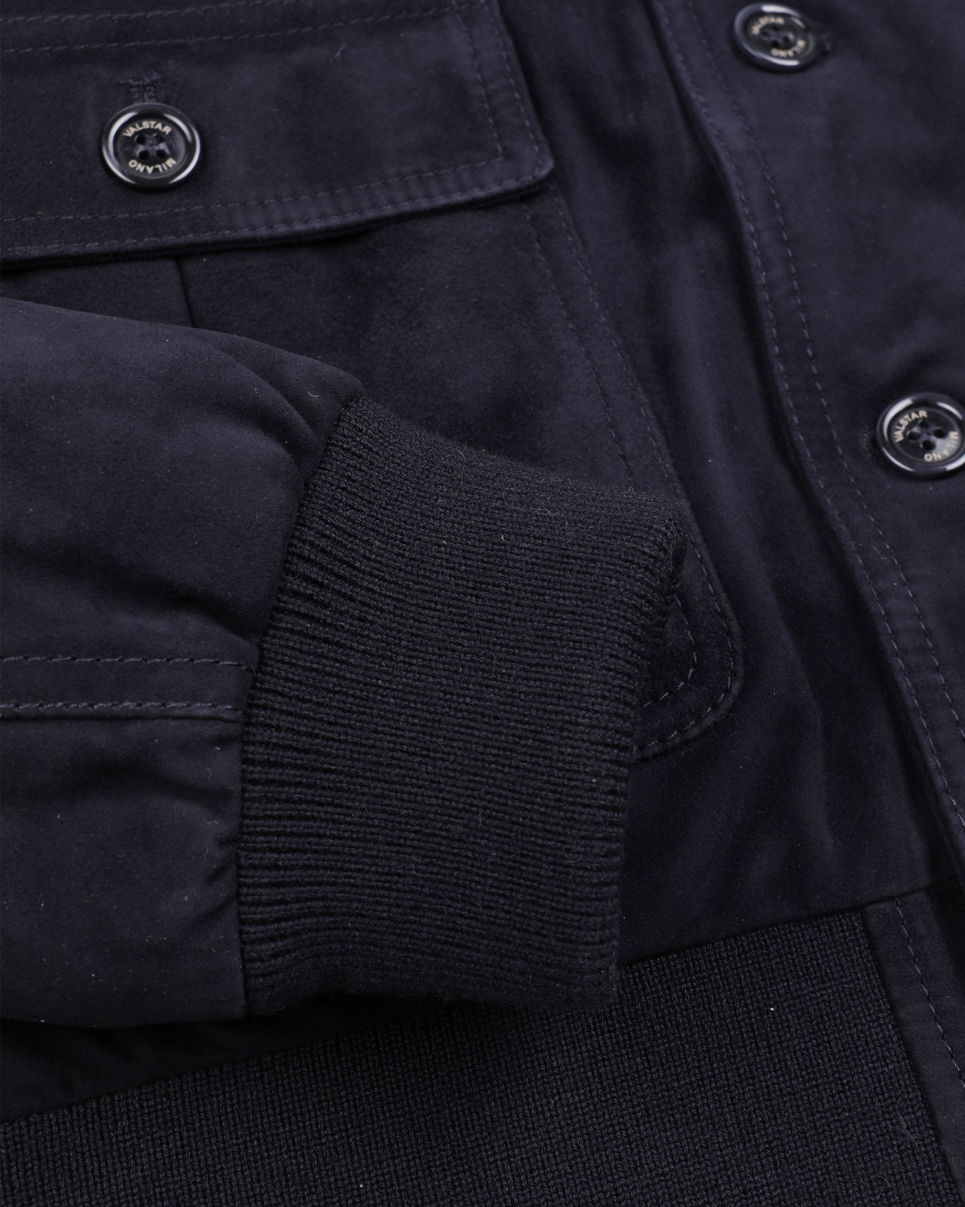 Giubbotto Valstarino in suede imbottito in piuma con loop su collo dietro. Blu - Dark blue