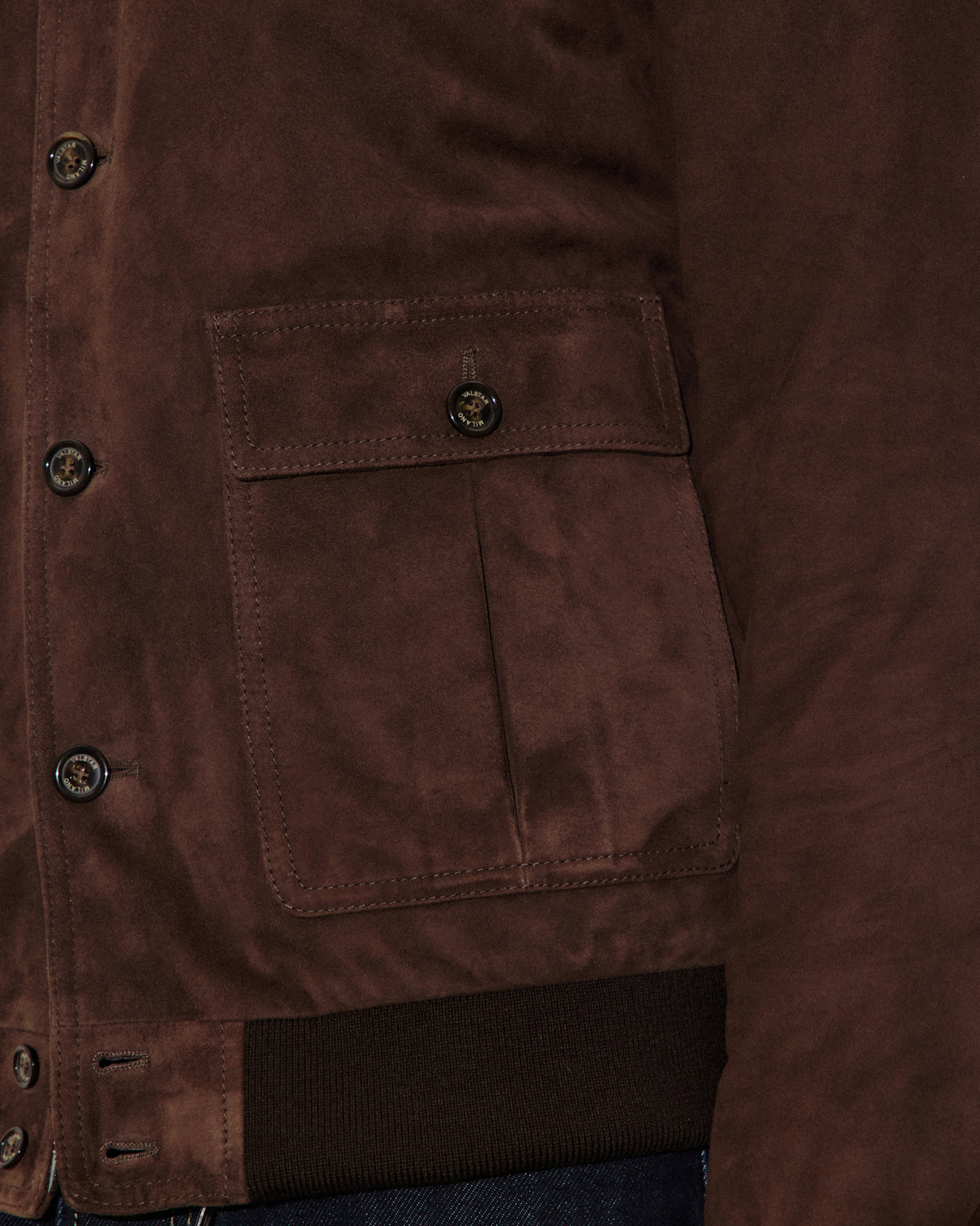Giubbotto Valstarino in suede imbottito in piuma con loop su collo dietro. Marrone - Caffè