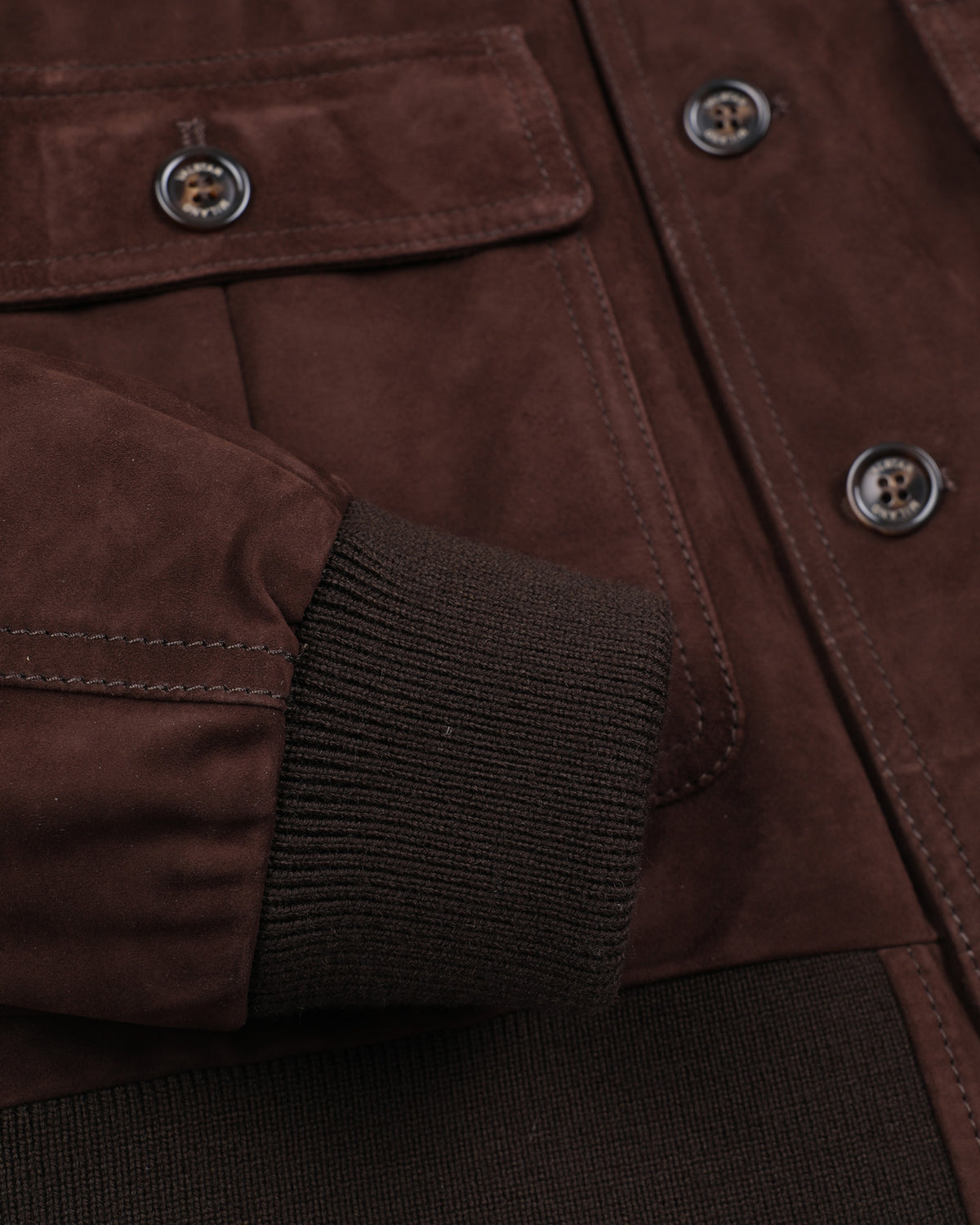 Giubbotto Valstarino in suede imbottito in piuma con loop su collo dietro. Marrone - Caffè