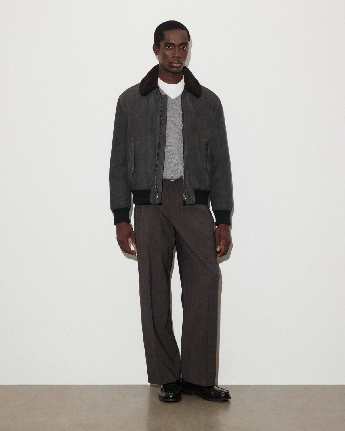 Giubbotto aviatore Cudden in suede, imbottito in piuma e rifinito con collo in montone. Nero - Liquirizia