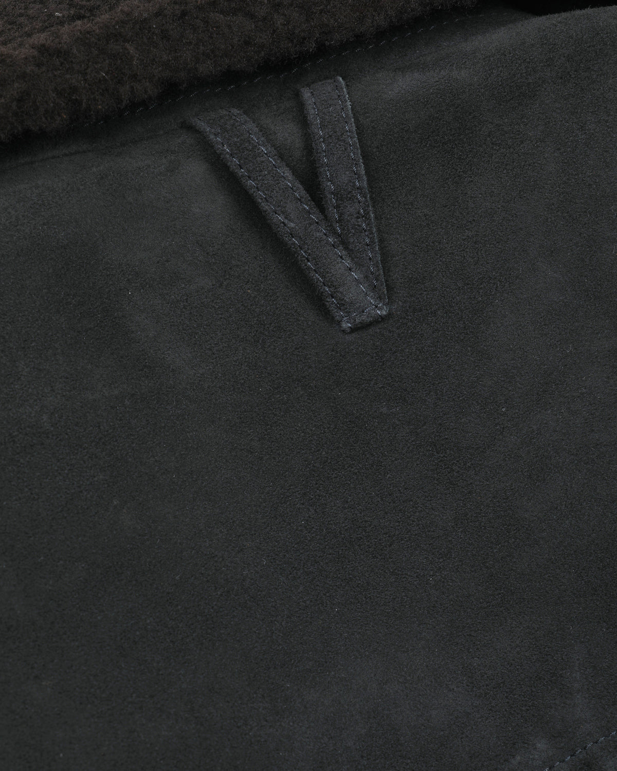 Giubbotto aviatore Cudden in suede, imbottito in piuma e rifinito con collo in montone. Nero - Liquirizia