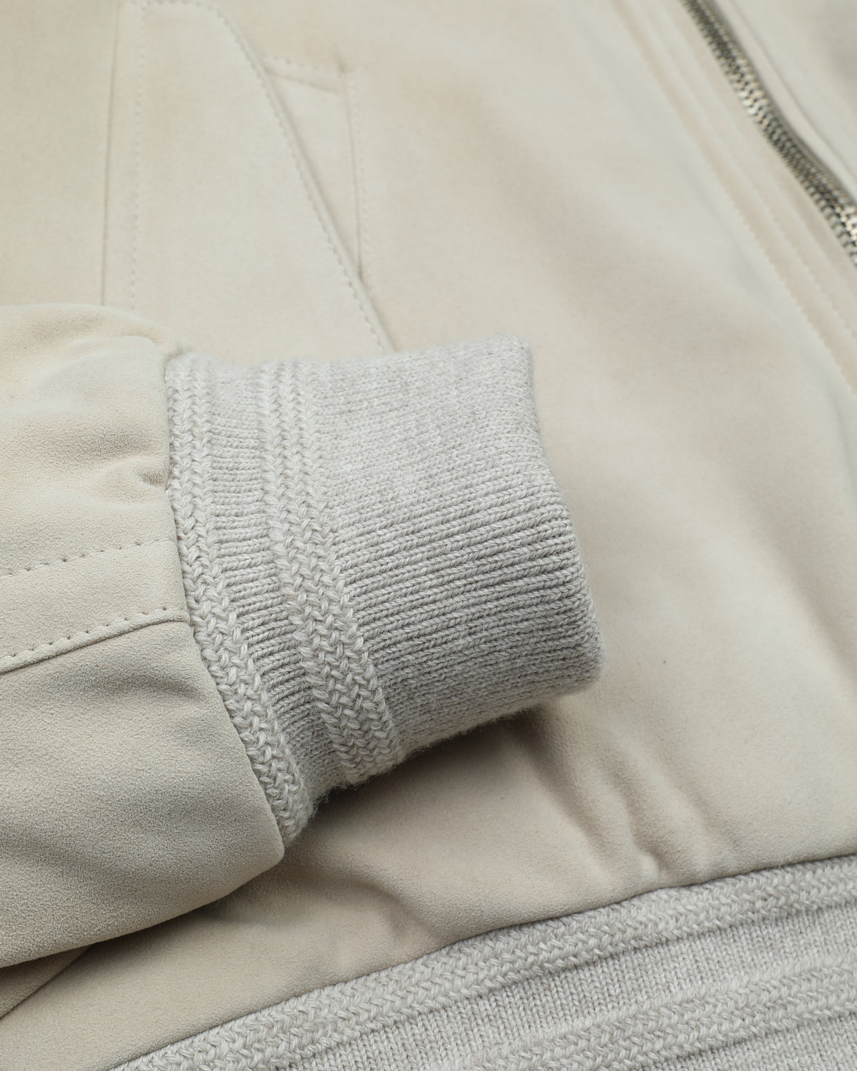 Giubbotto aviatore Cudden in suede, imbottito in piuma e rifinito con collo in montone. Beige - Rafia
