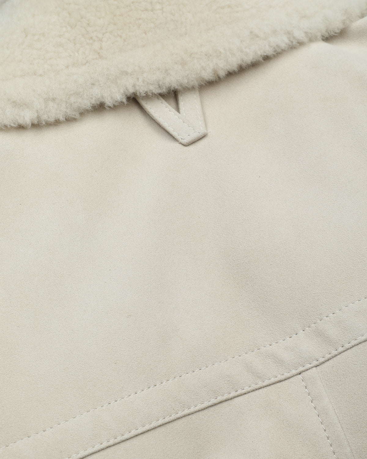 Giubbotto aviatore Cudden in suede, imbottito in piuma e rifinito con collo in montone. Beige - Rafia