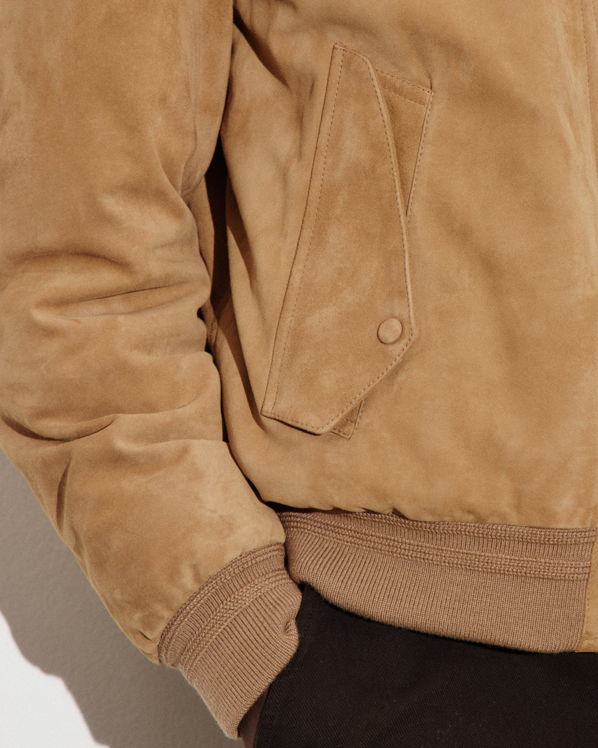 Giubbotto aviatore Cudden in suede, imbottito in piuma e rifinito con collo in montone. Beige - Arachide