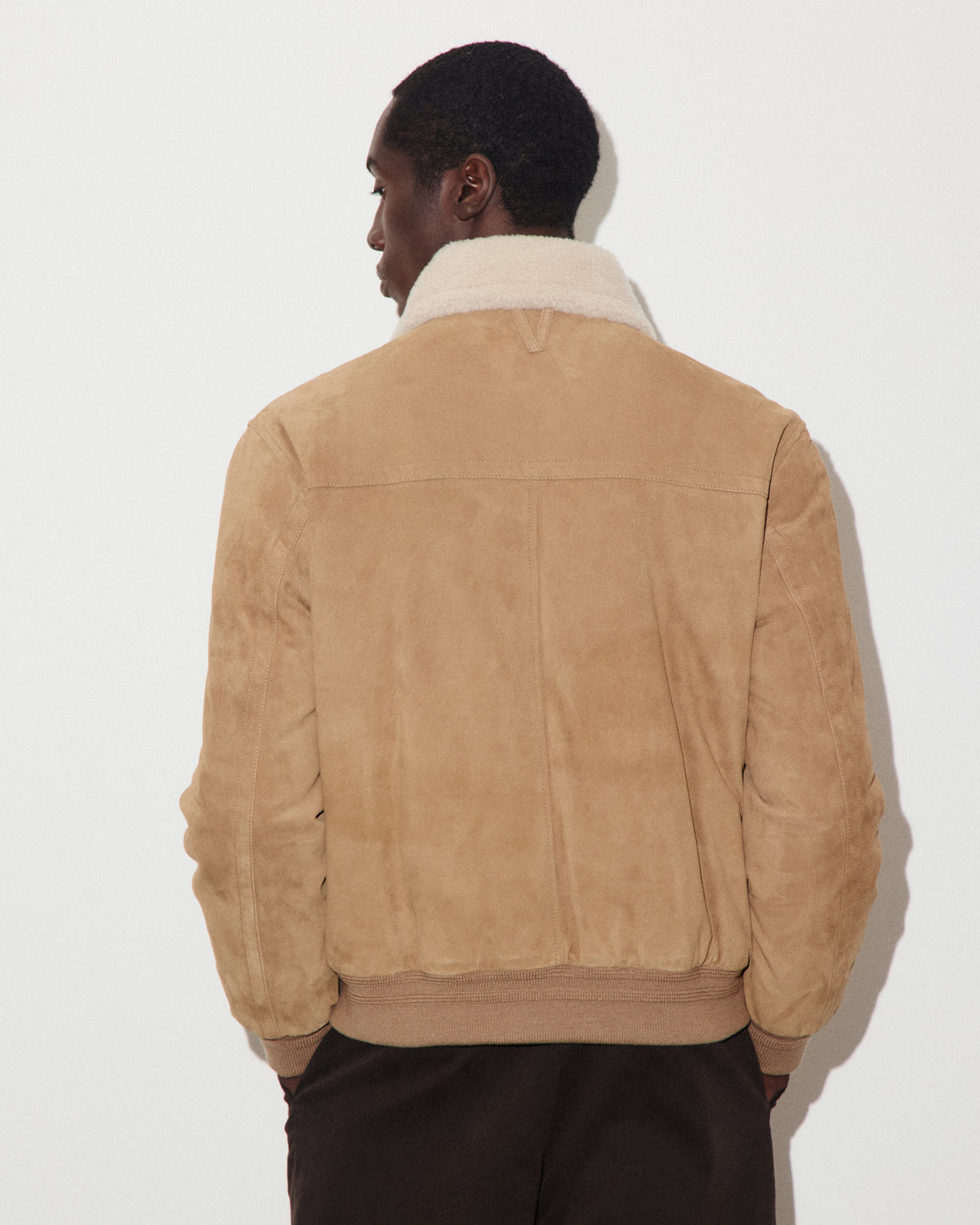 Giubbotto aviatore Cudden in suede, imbottito in piuma e rifinito con collo in montone. Beige - Arachide
