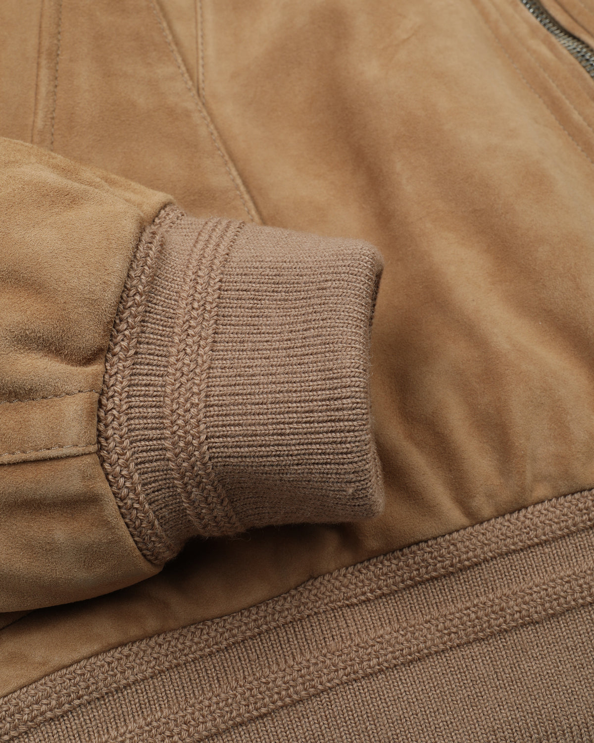 Giubbotto aviatore Cudden in suede, imbottito in piuma e rifinito con collo in montone. Beige - Arachide