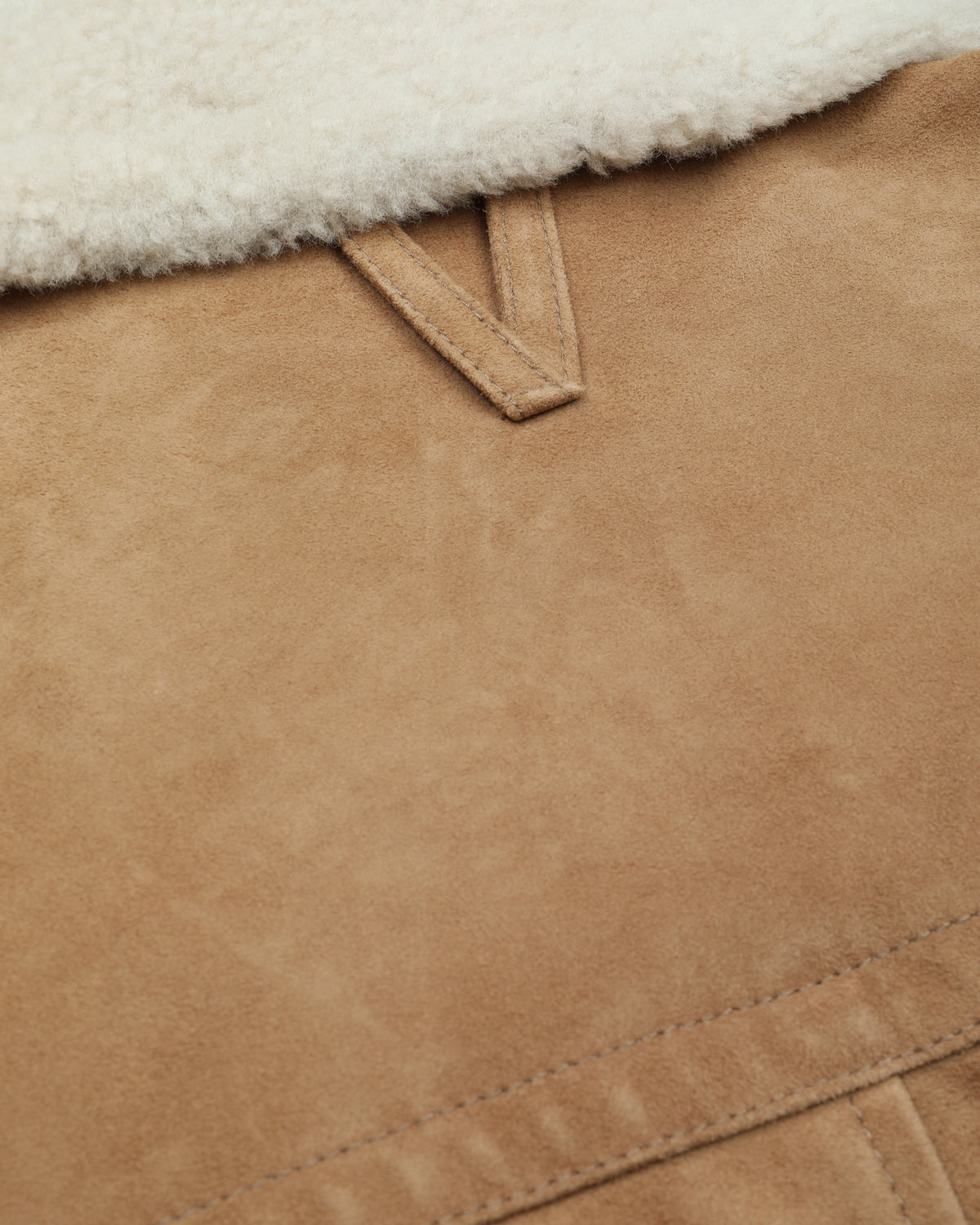 Giubbotto aviatore Cudden in suede, imbottito in piuma e rifinito con collo in montone. Beige - Arachide