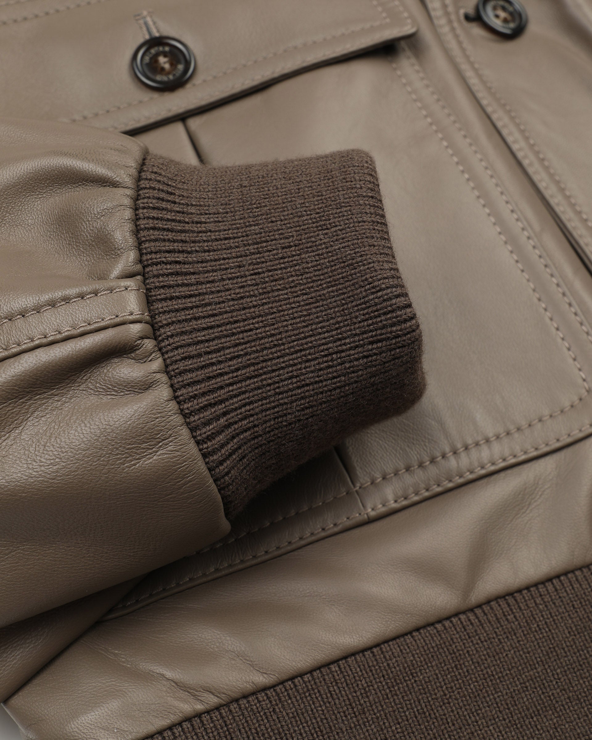 UOMO-GIUBBOTTO (VALSTARINO ) COLLO ALTO CON BOTTONI E ZIP ,TASCHE APPLICATE ,IN NAPPA IMBOTTITO IN PIUMA, COLLO POLSI E FONDO SMACCHINATI IN MISTO LANA - Cocoa