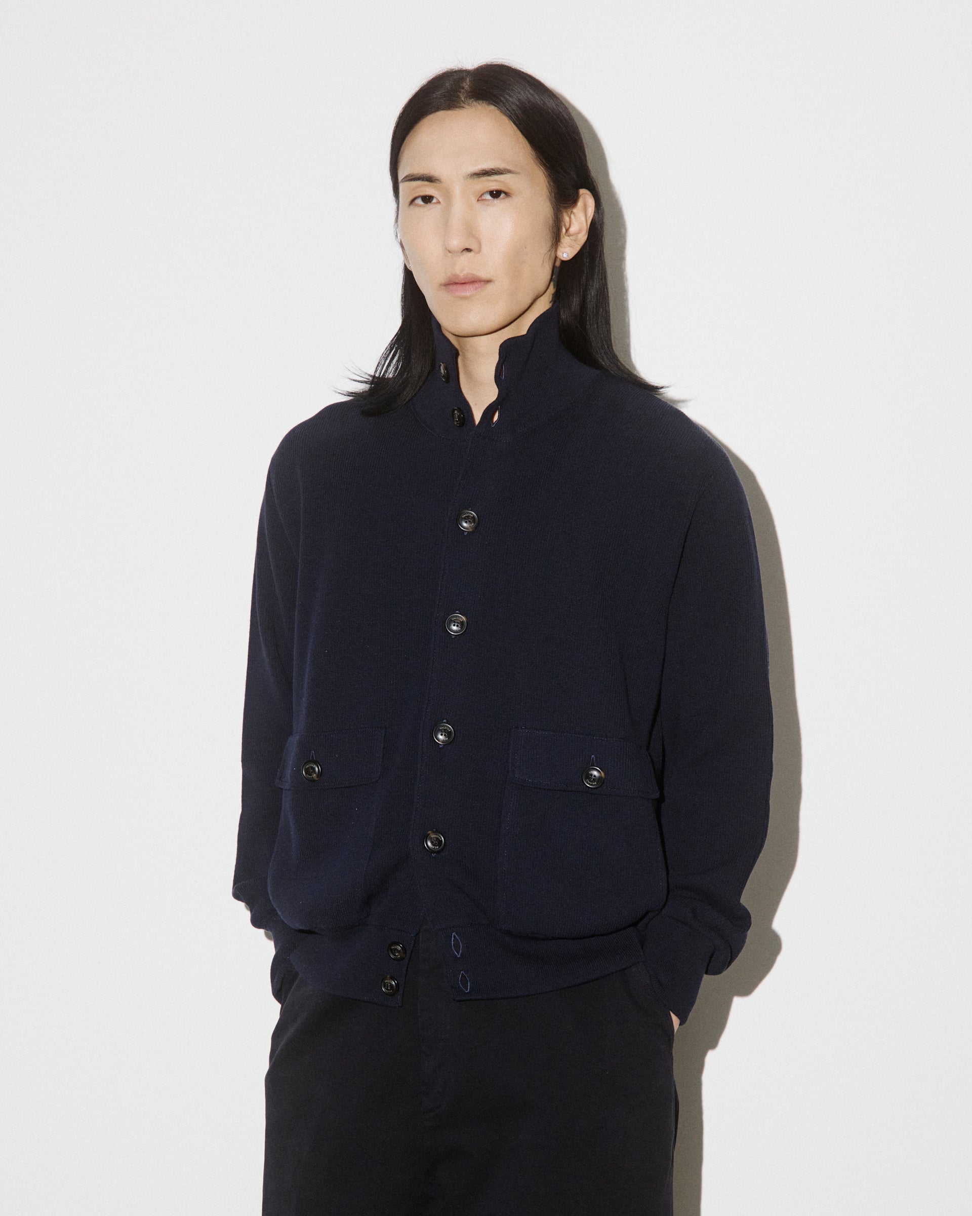 Giubbotto Valstarino in filato di cotone crepe realizzato in mezza maglia inglese. Blu - Blu scuro