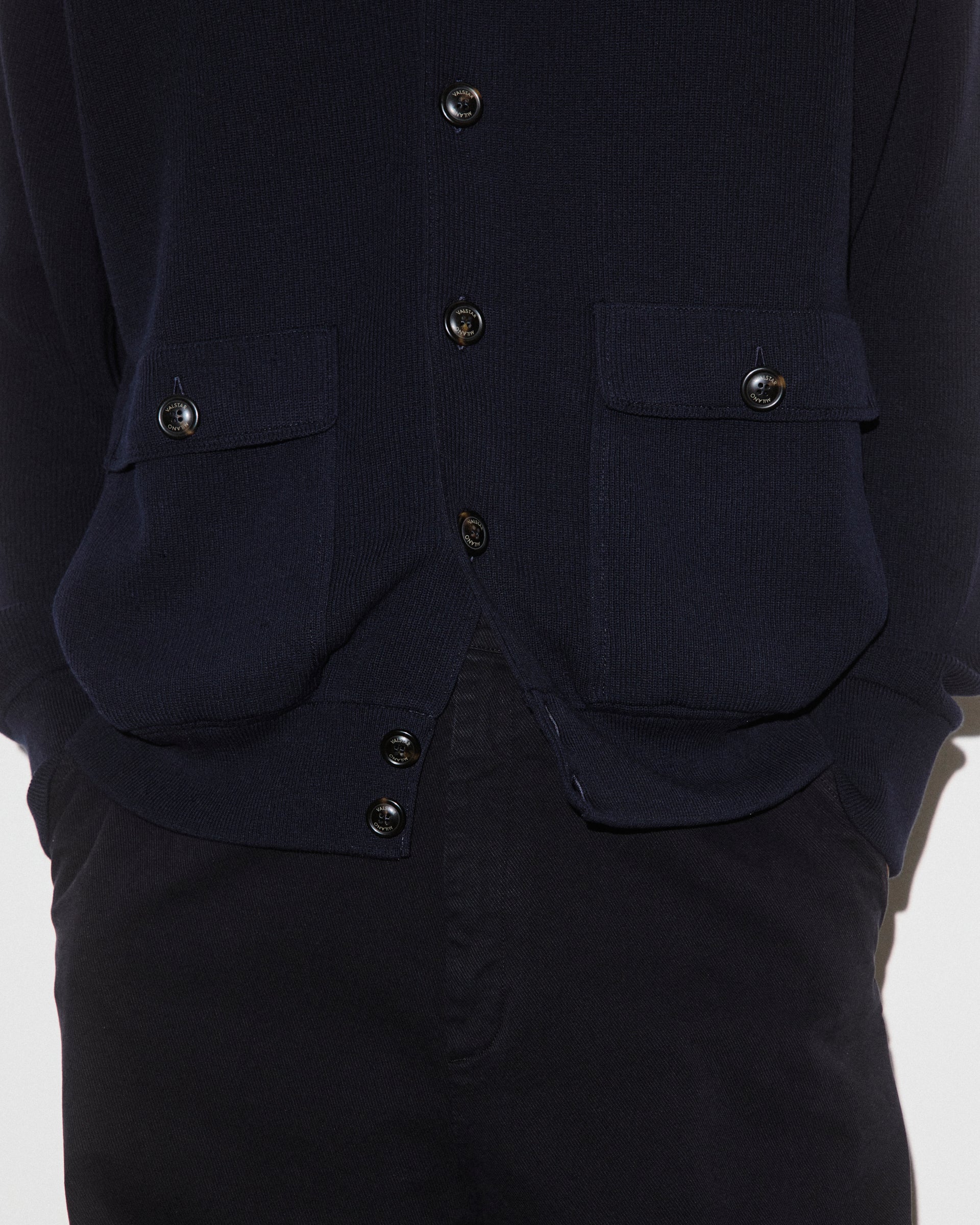 Giubbotto Valstarino in filato di cotone crepe realizzato in mezza maglia inglese. Blu - Blu scuro