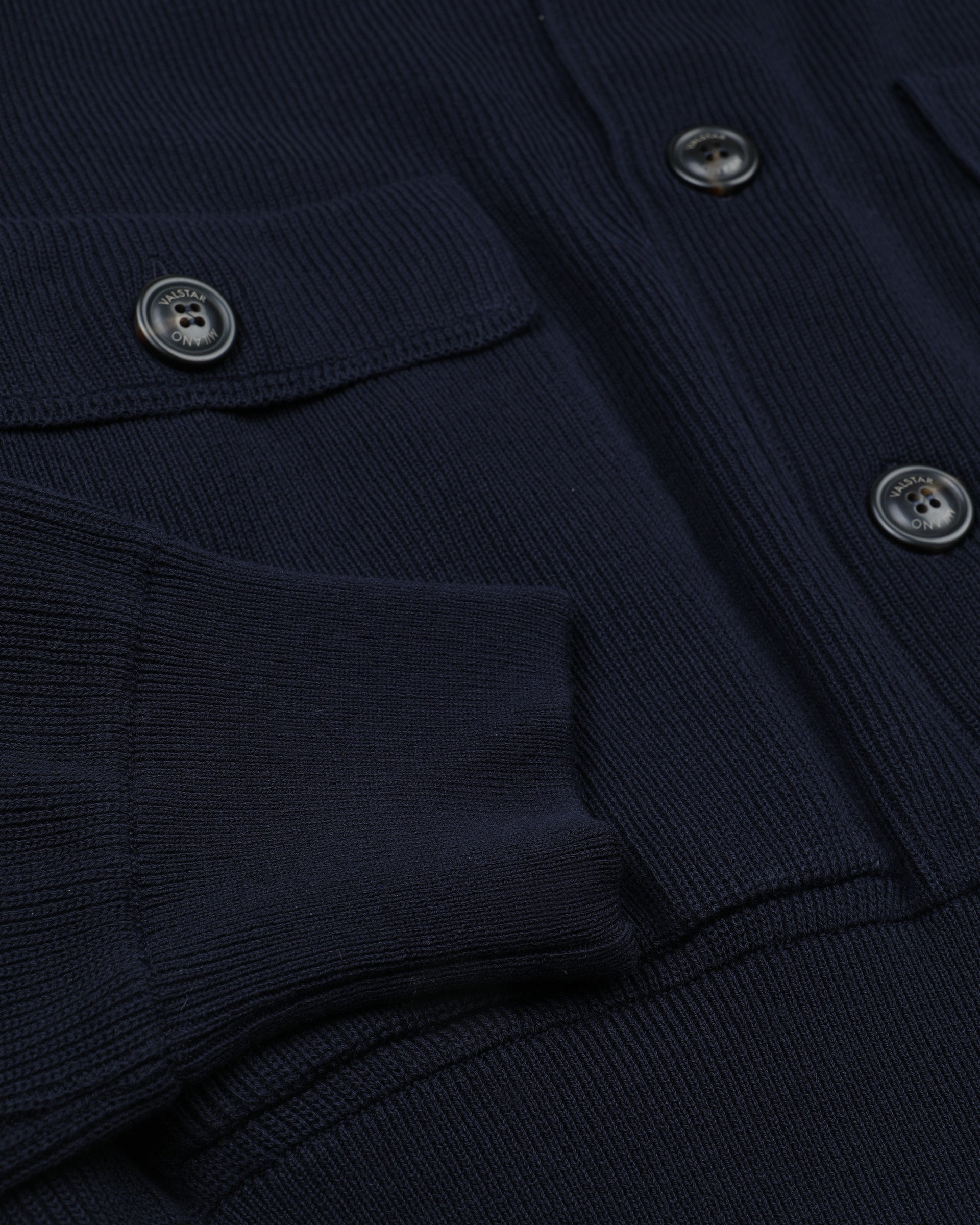 Giubbotto Valstarino in filato di cotone crepe realizzato in mezza maglia inglese. Blu - Blu scuro