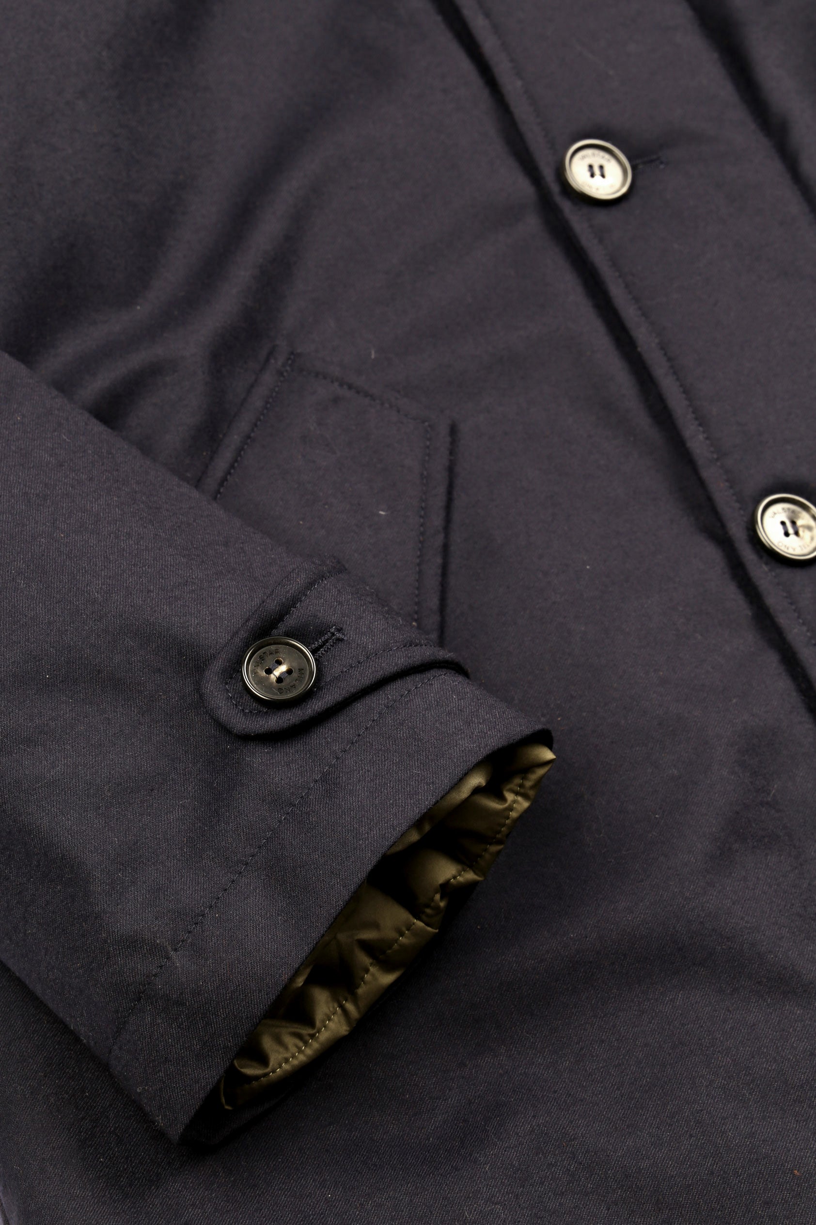 Parka con cappuccio in flanella tecnica di pura lana vergine, imbottito. Blu - Navy