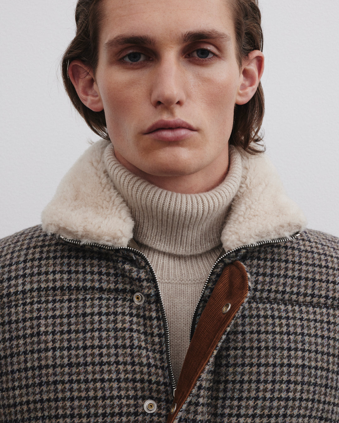 Smanicato Oscar in pura lana vergine fantasia Pied de Poule con collo in montone, imbottito. Grigio - Ecru/black/azz