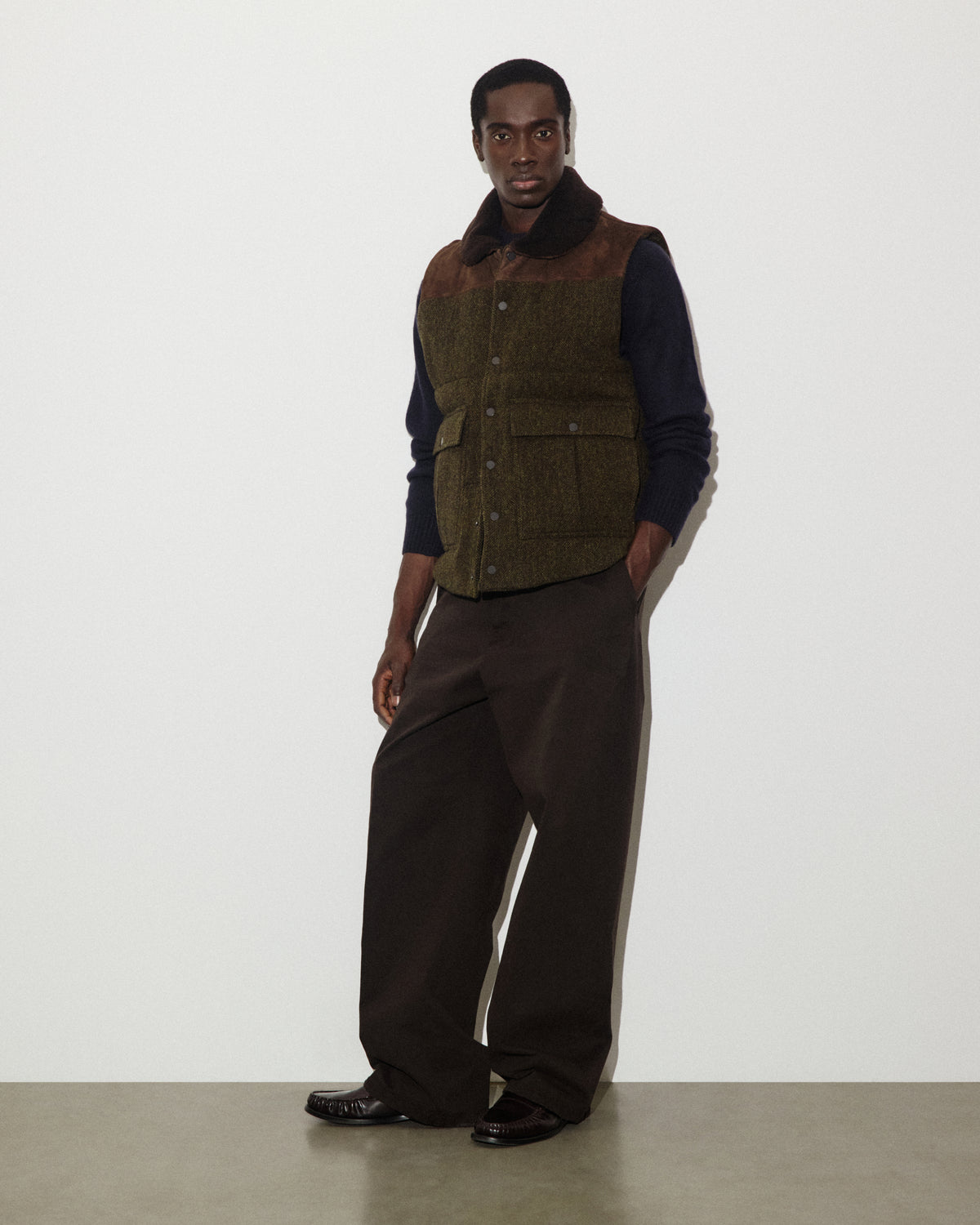 Smanicato Alan in pura lana vergine fantasia broken twill e contrasti in suede e montone, imbottito. Verde - Militare/Tabacco