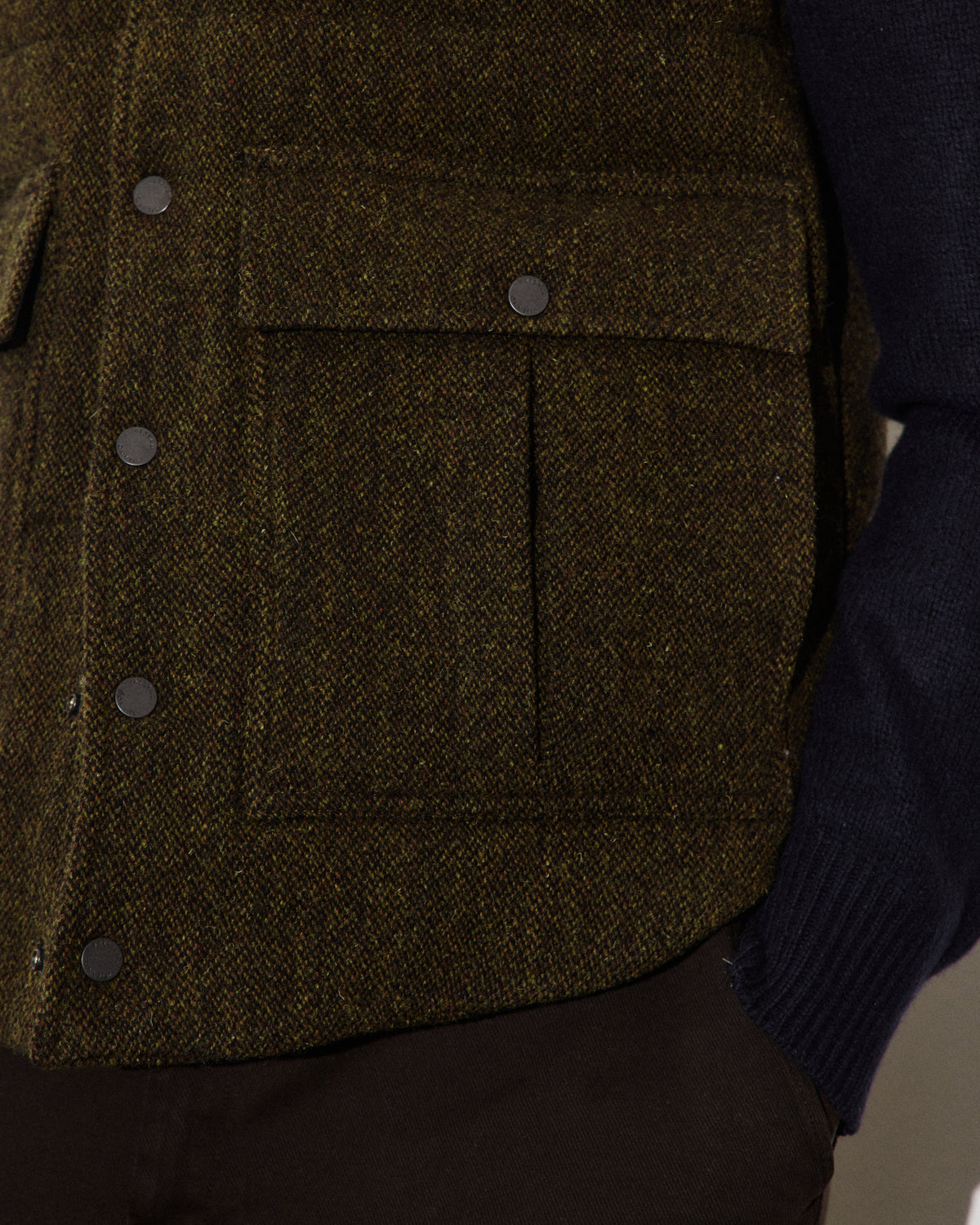Smanicato Alan in pura lana vergine fantasia broken twill e contrasti in suede e montone, imbottito. Verde - Militare/Tabacco