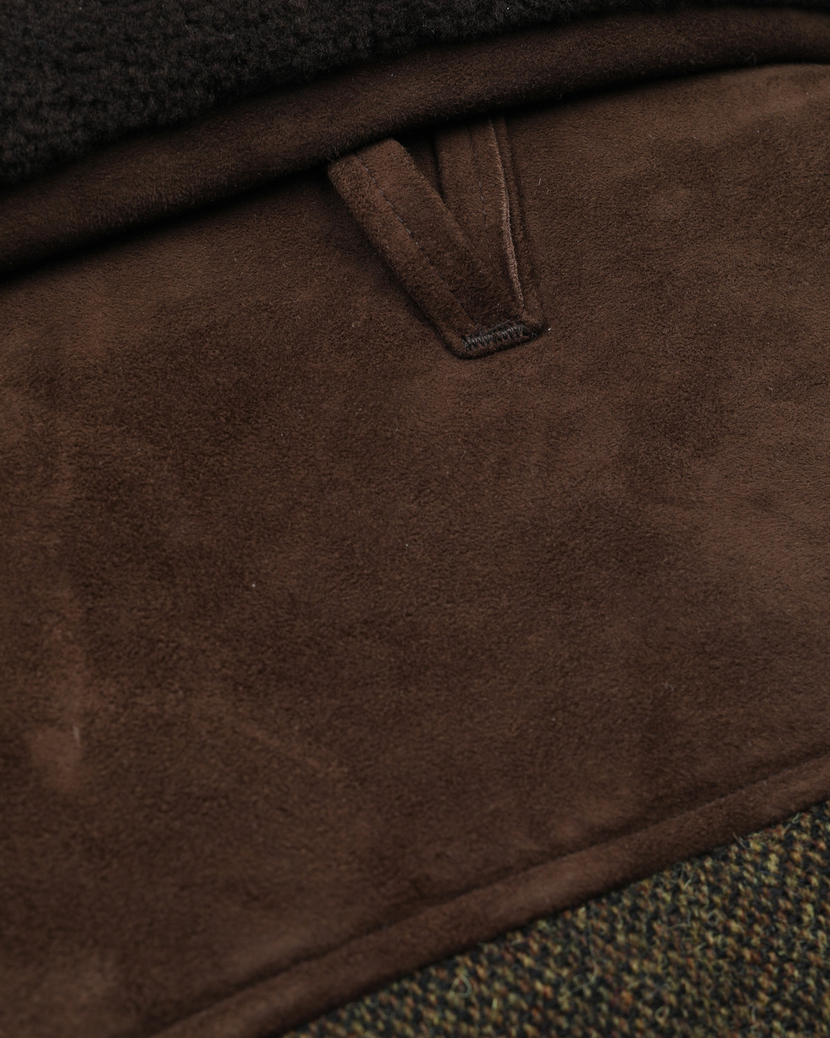 Smanicato Alan in pura lana vergine fantasia broken twill e contrasti in suede e montone, imbottito. Verde - Militare/Tabacco