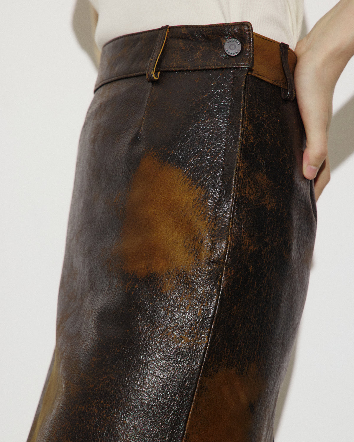 Gonna tubino in nappa crackle. Marrone - Moro