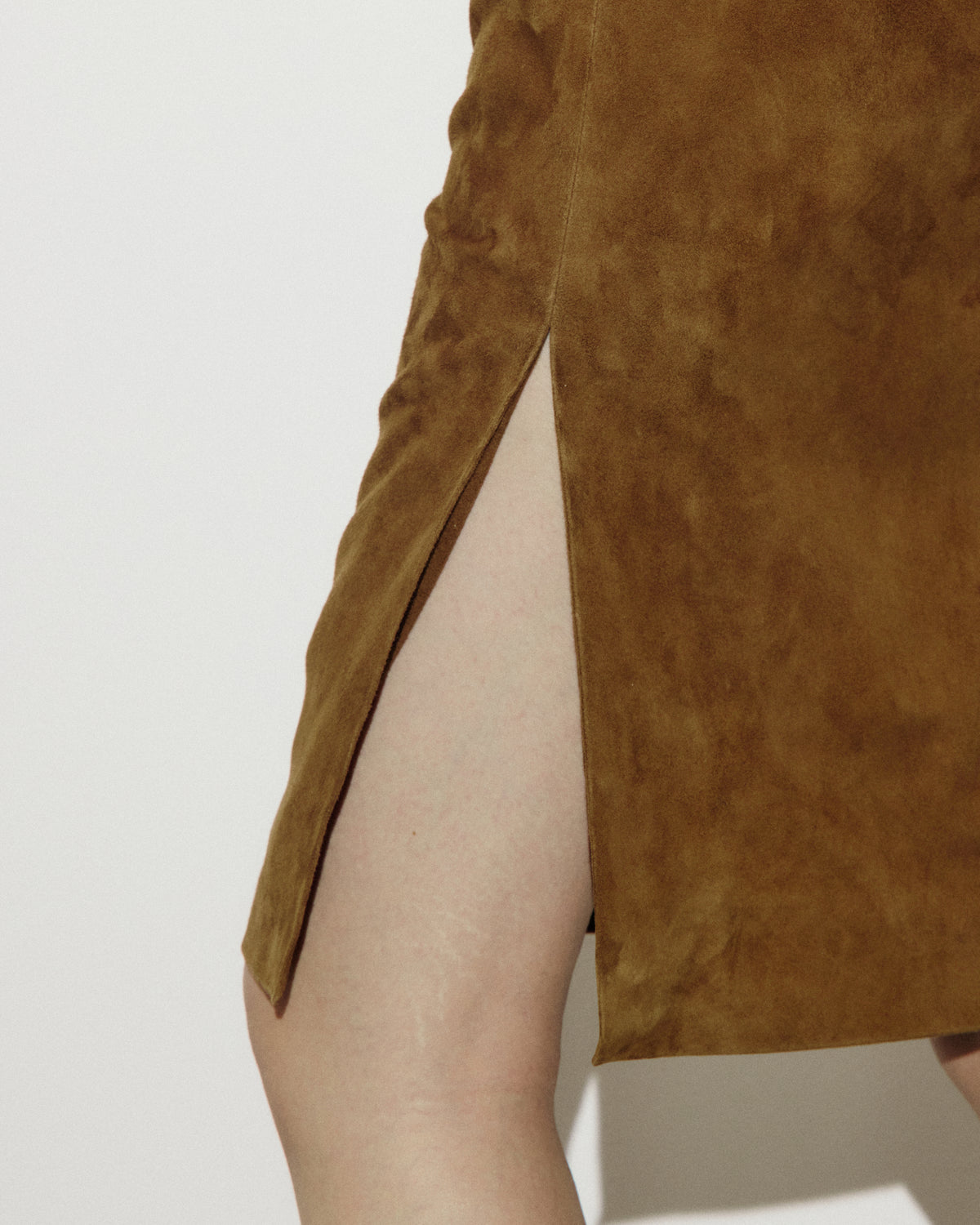 Gonna tubino in light suede effetto vintage. Marrone - Tabacco
