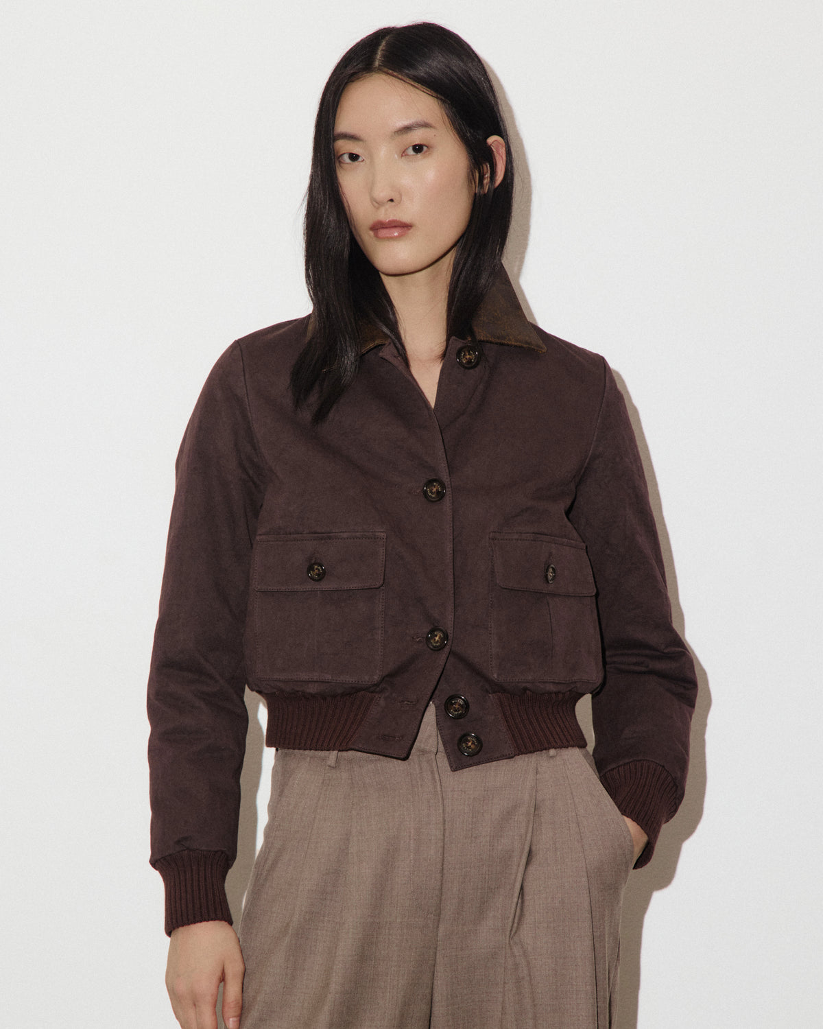 Giubbotto Valstarino cropped in twill di cotone con collo in nappa crackle, imbottito. Marrone - Fondente