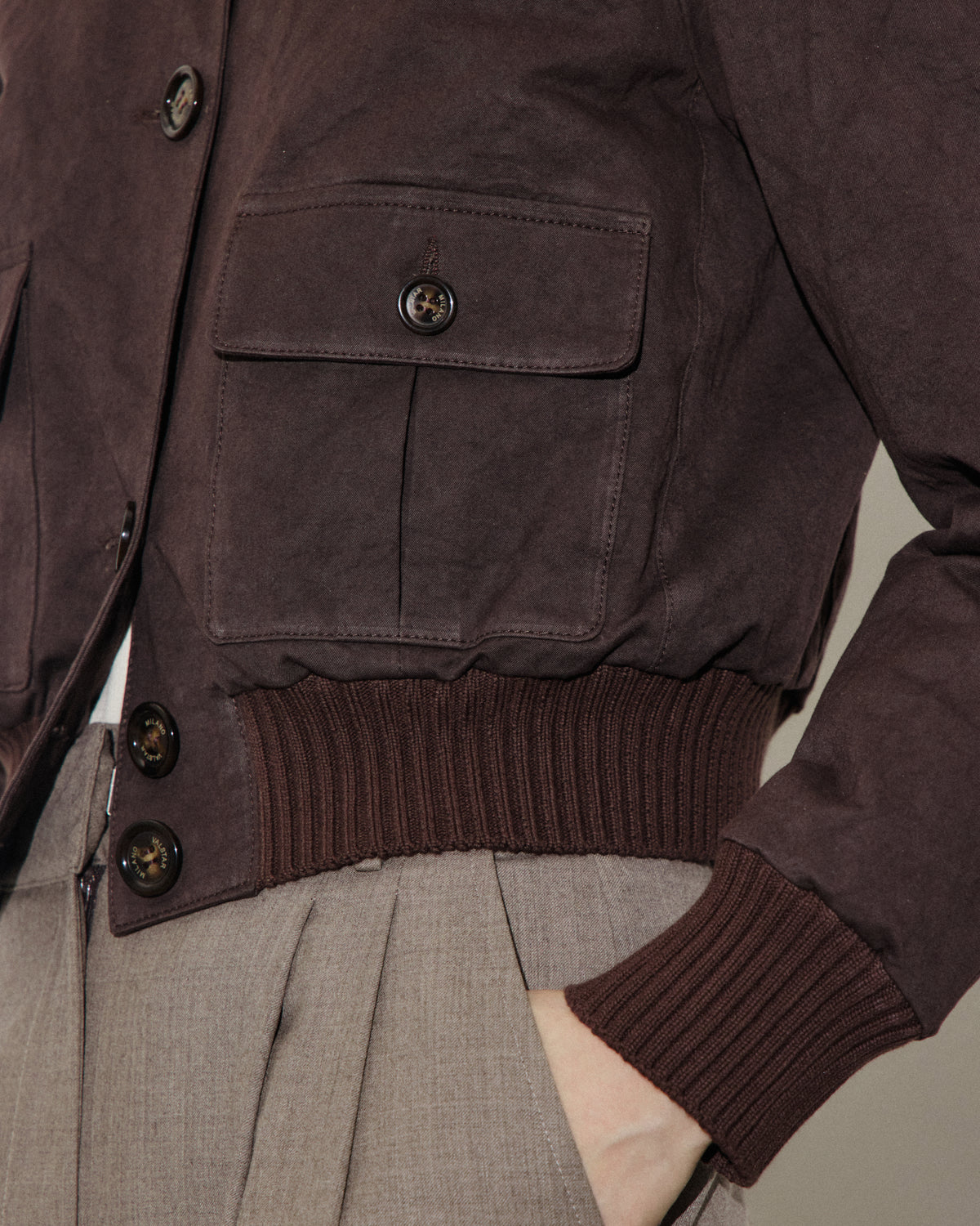 Giubbotto Valstarino cropped in twill di cotone con collo in nappa crackle, imbottito. Marrone - Fondente