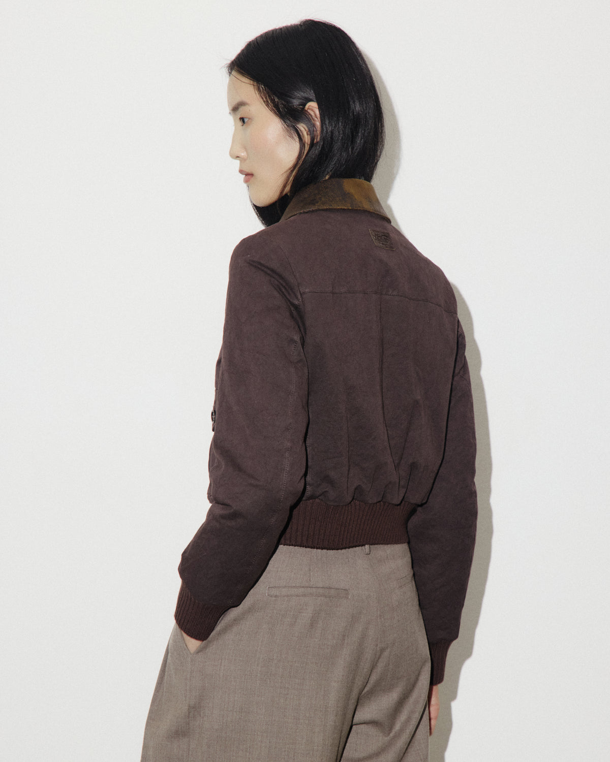 Giubbotto Valstarino cropped in twill di cotone con collo in nappa crackle, imbottito. Marrone - Fondente