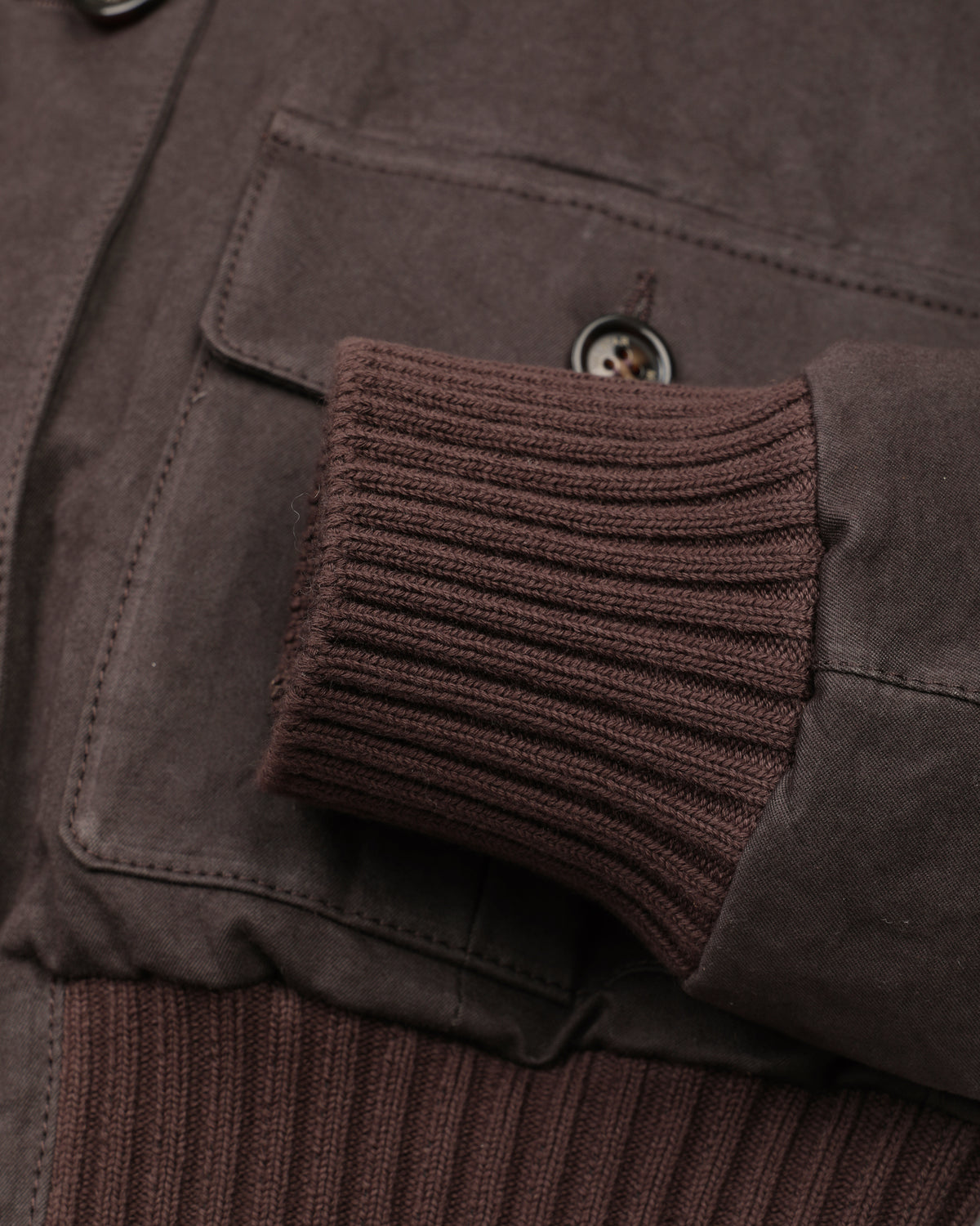 Giubbotto Valstarino cropped in twill di cotone con collo in nappa crackle, imbottito. Marrone - Fondente