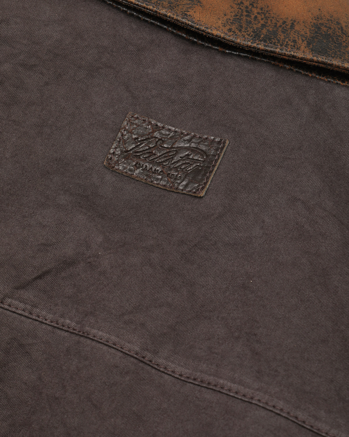 Giubbotto Valstarino cropped in twill di cotone con collo in nappa crackle, imbottito. Marrone - Fondente