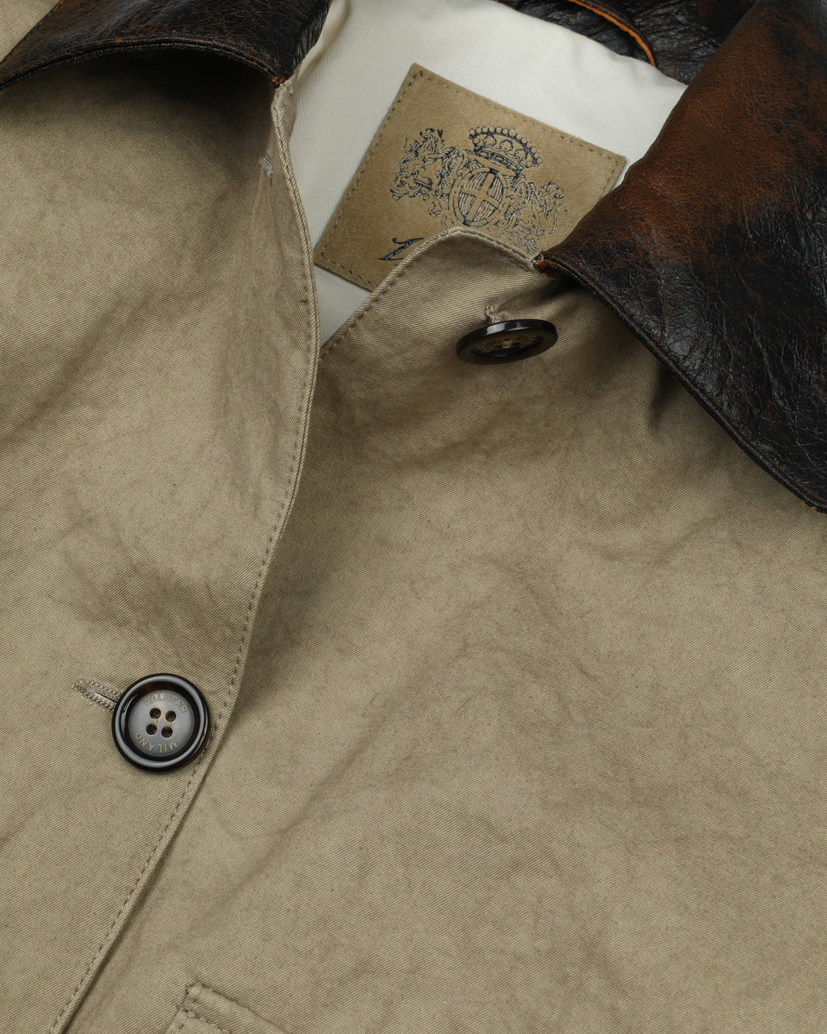Giubbotto Valstarino cropped in twill di cotone con collo in nappa crackle, imbottito. Beige - Jute