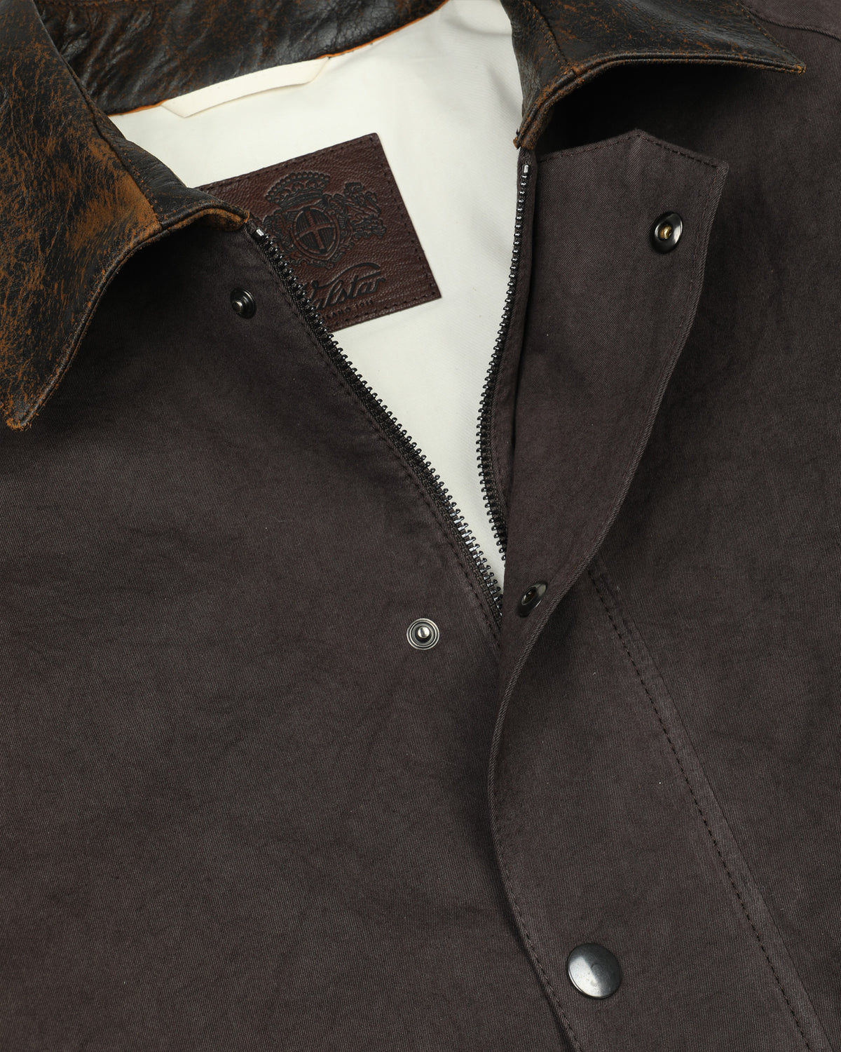 Hunter jacket in twill di cotone in twill di cotone con collo in nappa crackle, imbottita. Marrone - Fondente