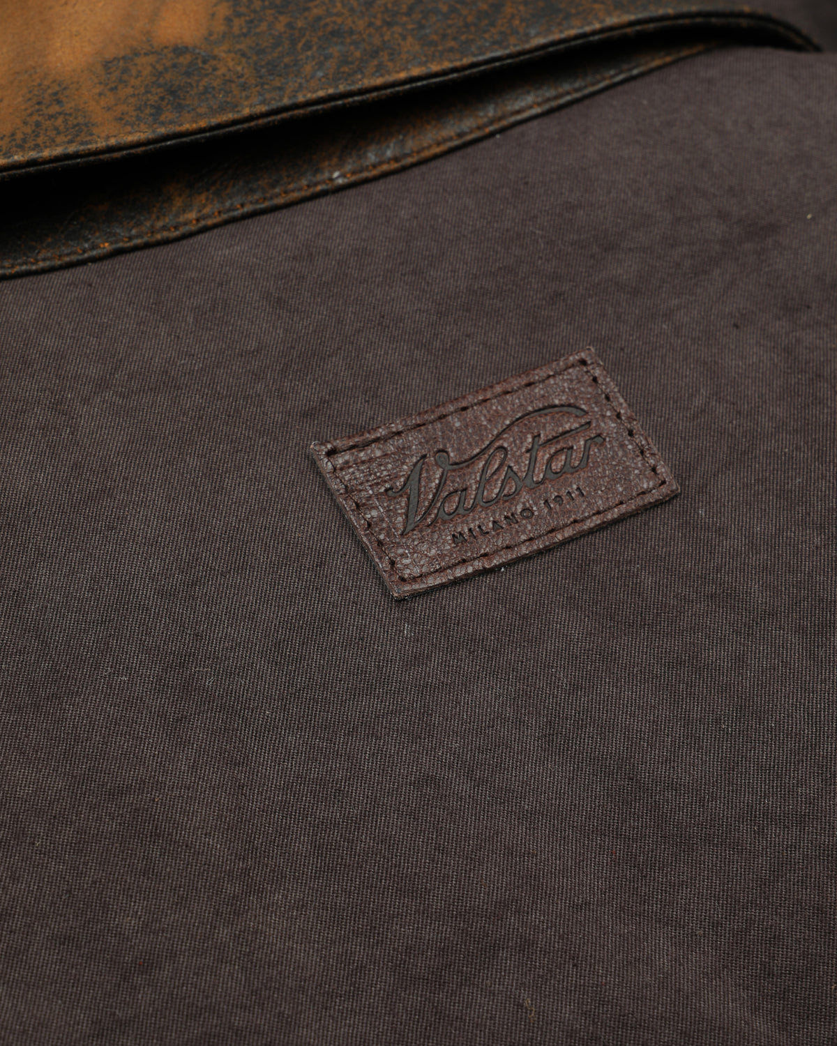 Hunter jacket in twill di cotone in twill di cotone con collo in nappa crackle, imbottita. Marrone - Fondente