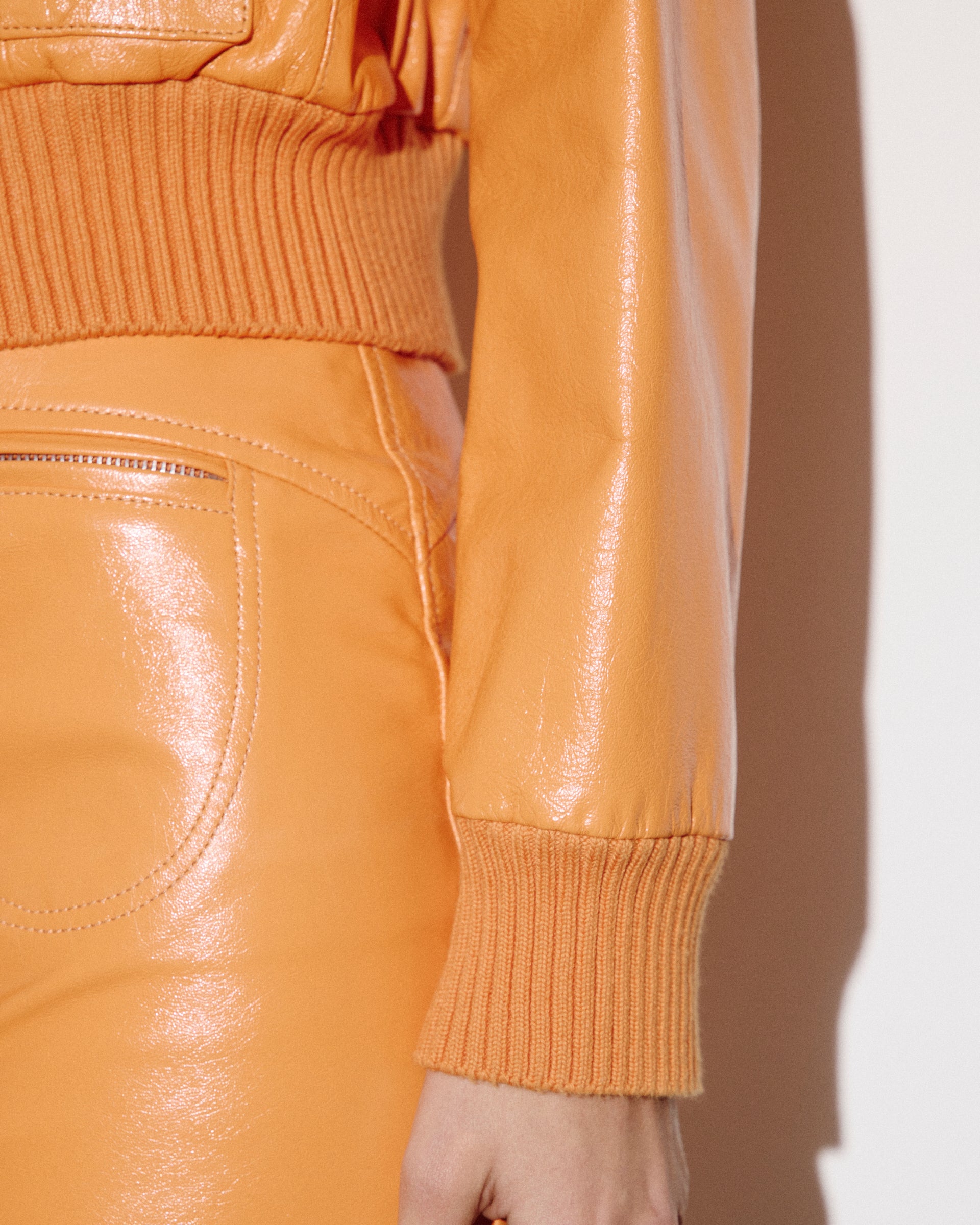 DONNA-VALSTARINO CROPPED CON BOTTONI IN VERNICE, BORDI FONDO E POLSI IN MAGLIA, FODERATO - Orange autumn