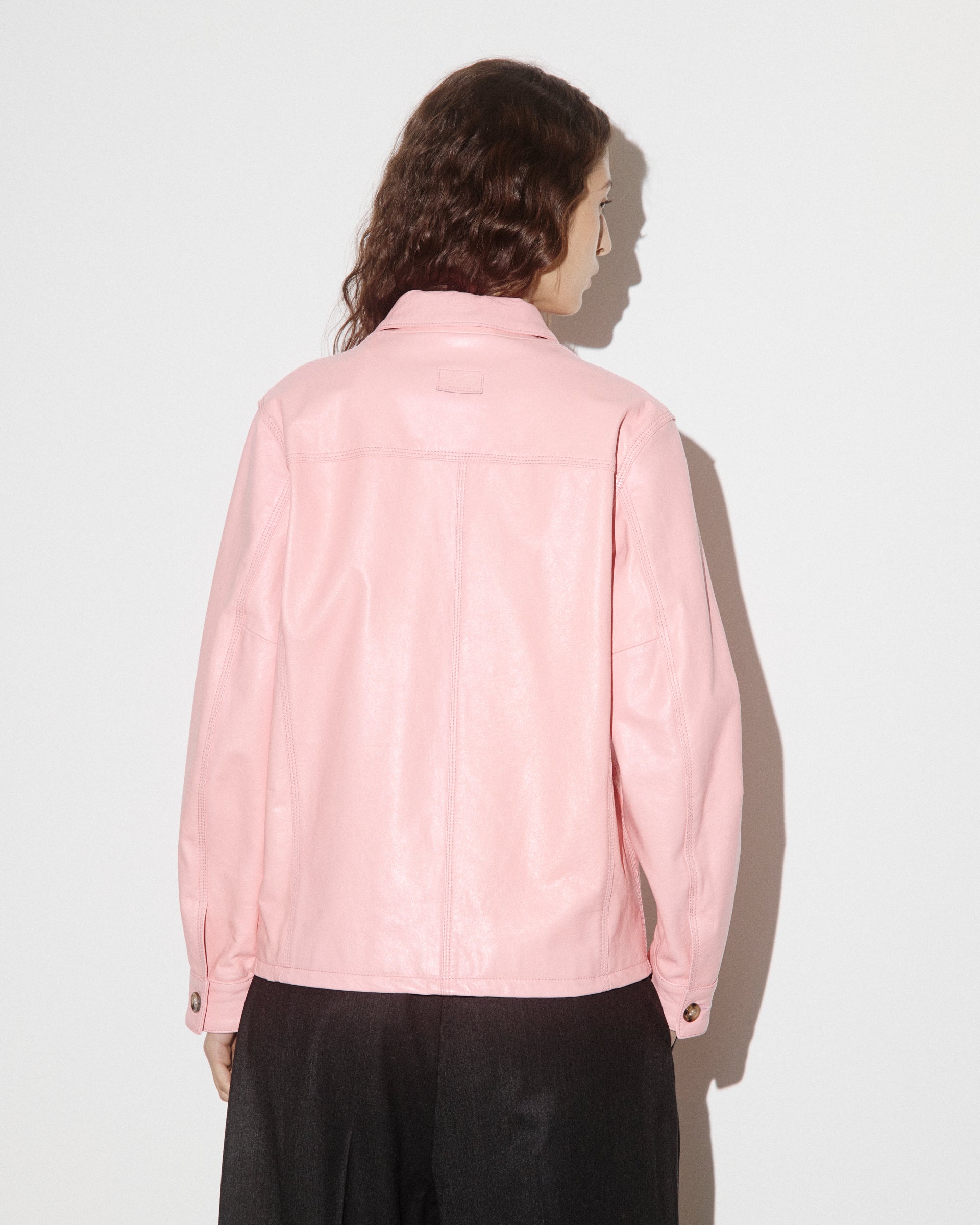 Giubbotto overshirt boxy in pelle verniciata, foderato. Rosa - Rosa shrimp