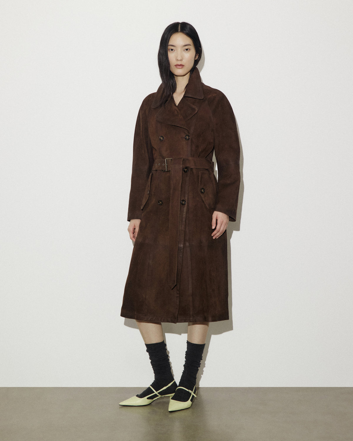 Trench doppio petto con cintura in heavy suede effetto vintage, foderato. Marrone - Brown