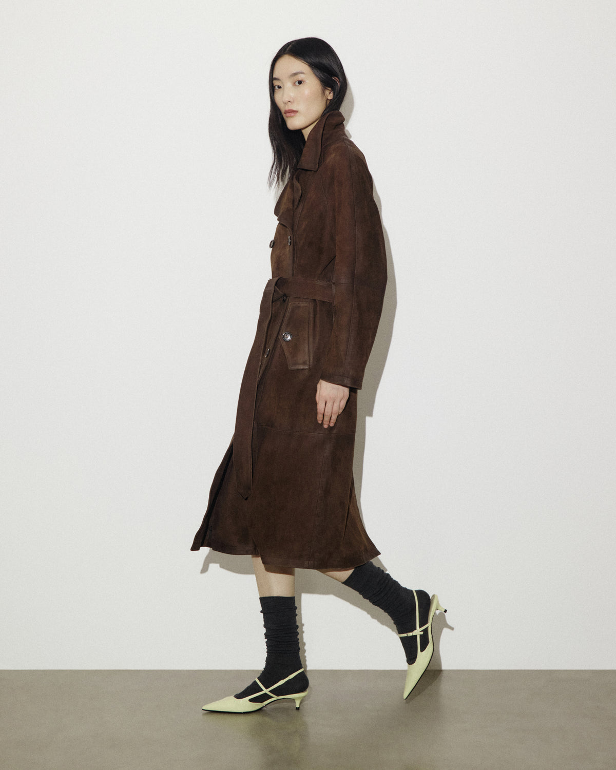Trench doppio petto con cintura in heavy suede effetto vintage, foderato. Marrone - Brown
