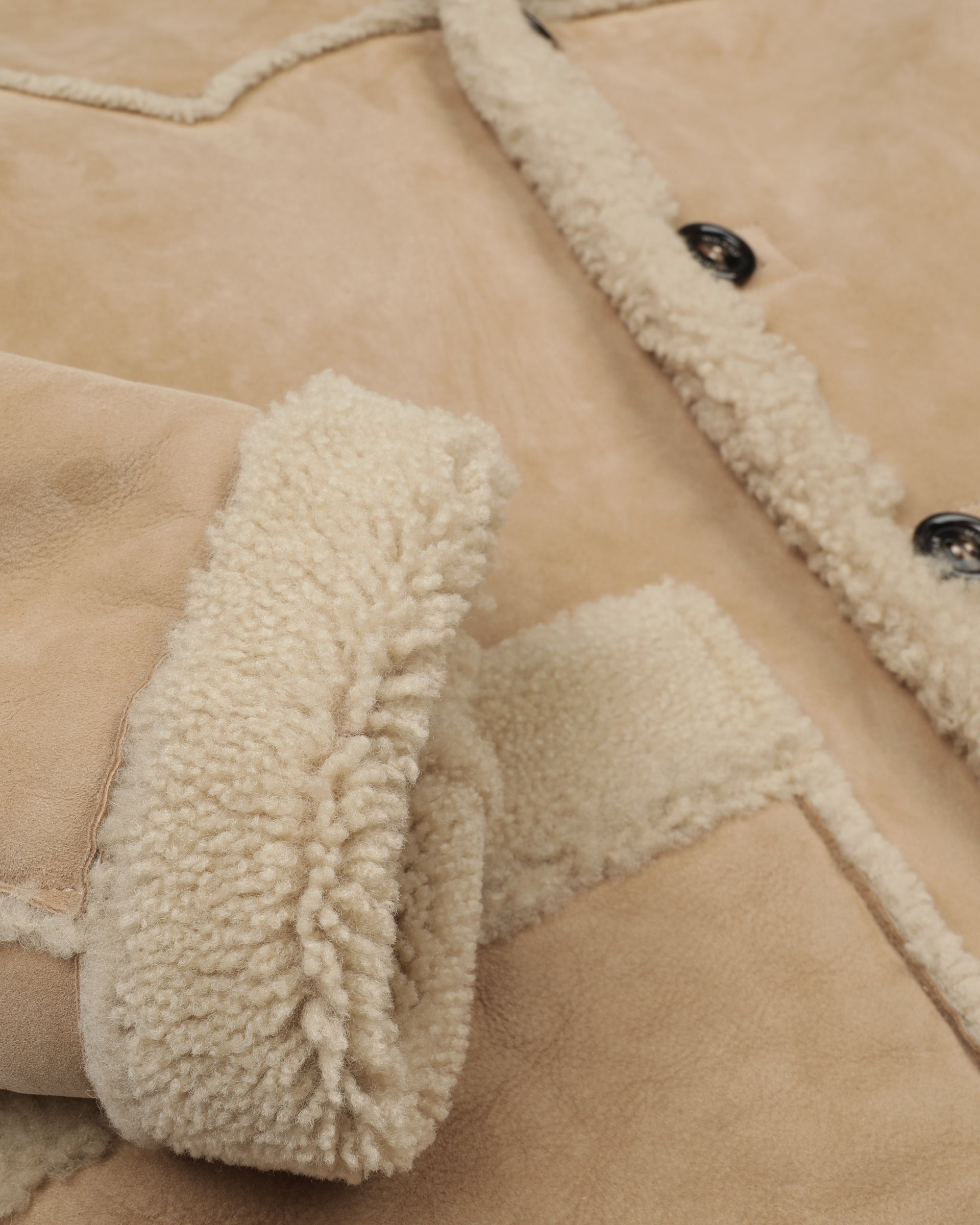 Cappotto oversize in montone suede con ispirazione western. Beige - Sand