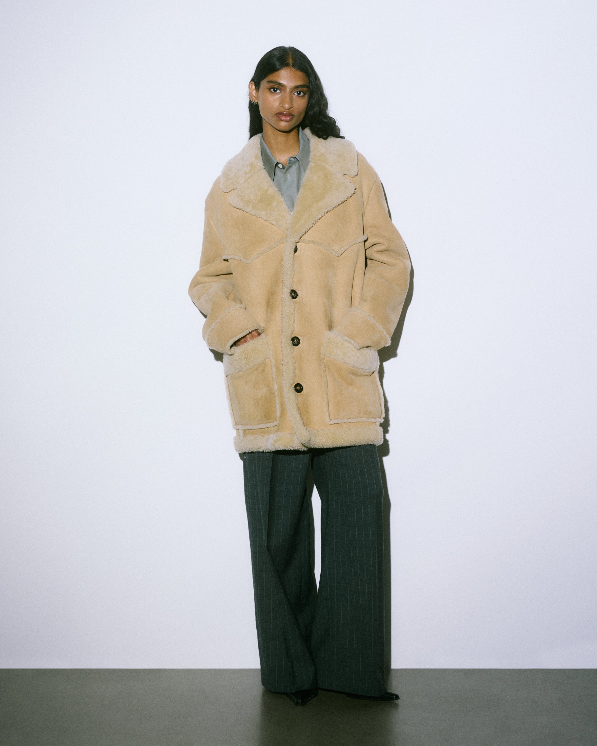 Cappotto oversize in montone suede con ispirazione western. Beige - Sand