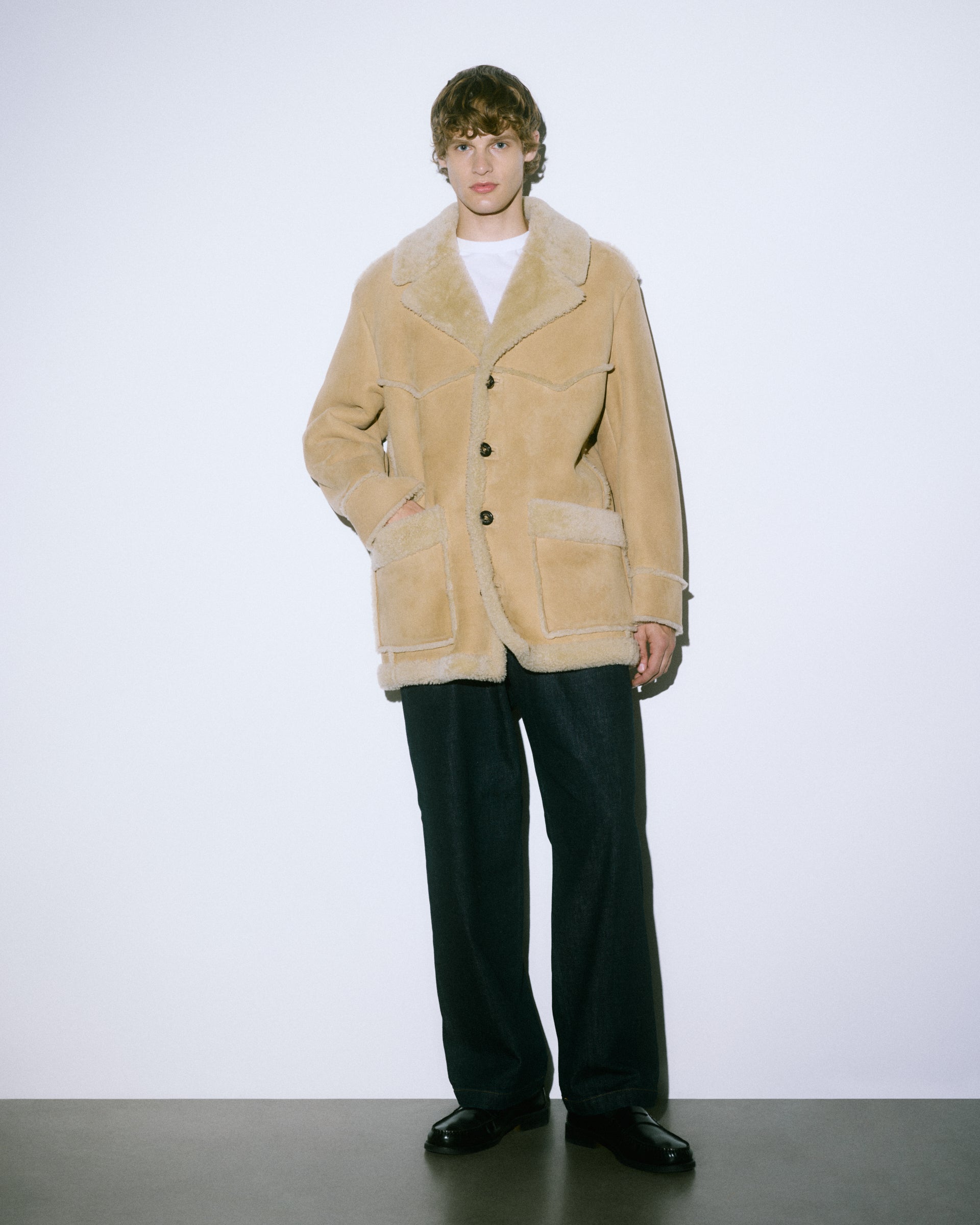 Single-breasted oversized coat in suede shearling. Beige - Sand