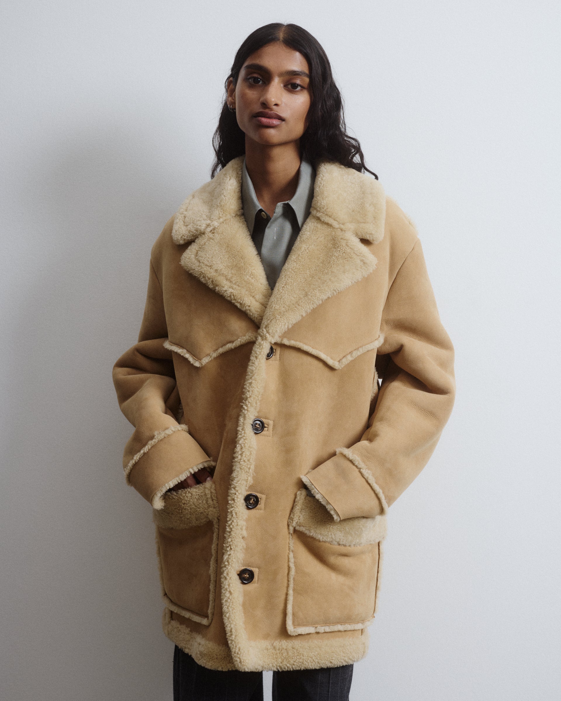 Cappotto oversize in montone suede con ispirazione western. Beige - Sand