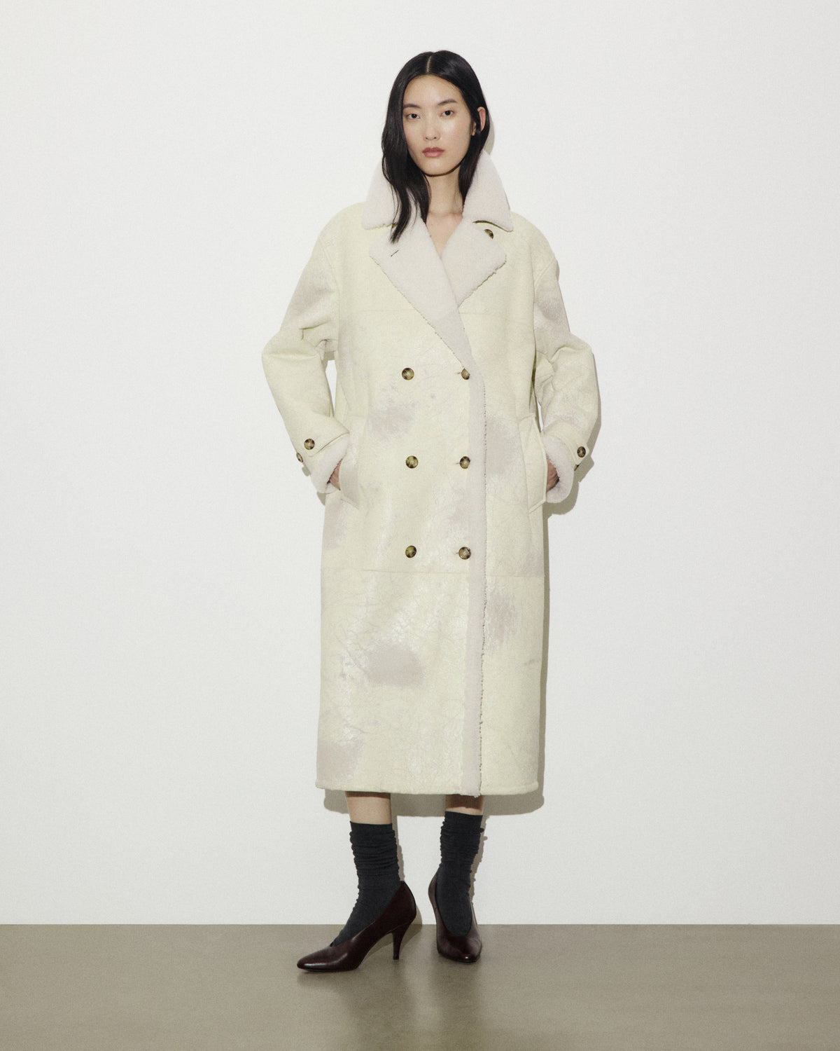 Cappotto oversize doppiopetto in montone nappato con trattamento crackle. Panna - Burro