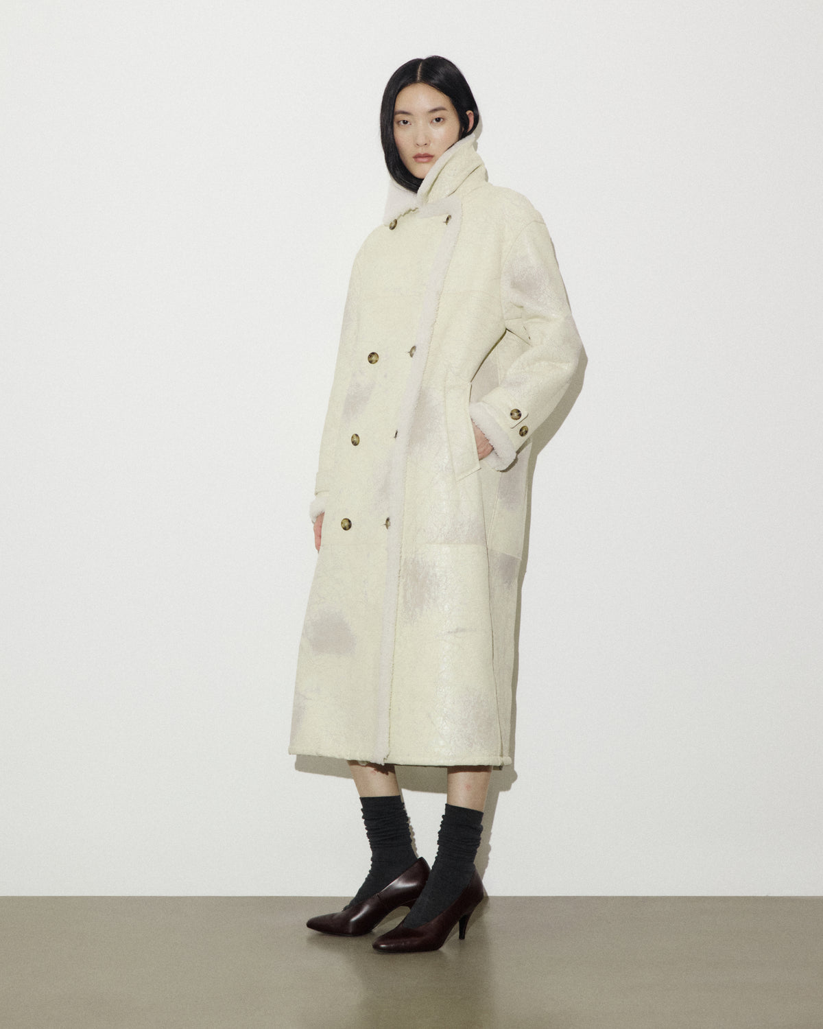 Cappotto oversize doppiopetto in montone nappato con trattamento crackle. Panna - Burro