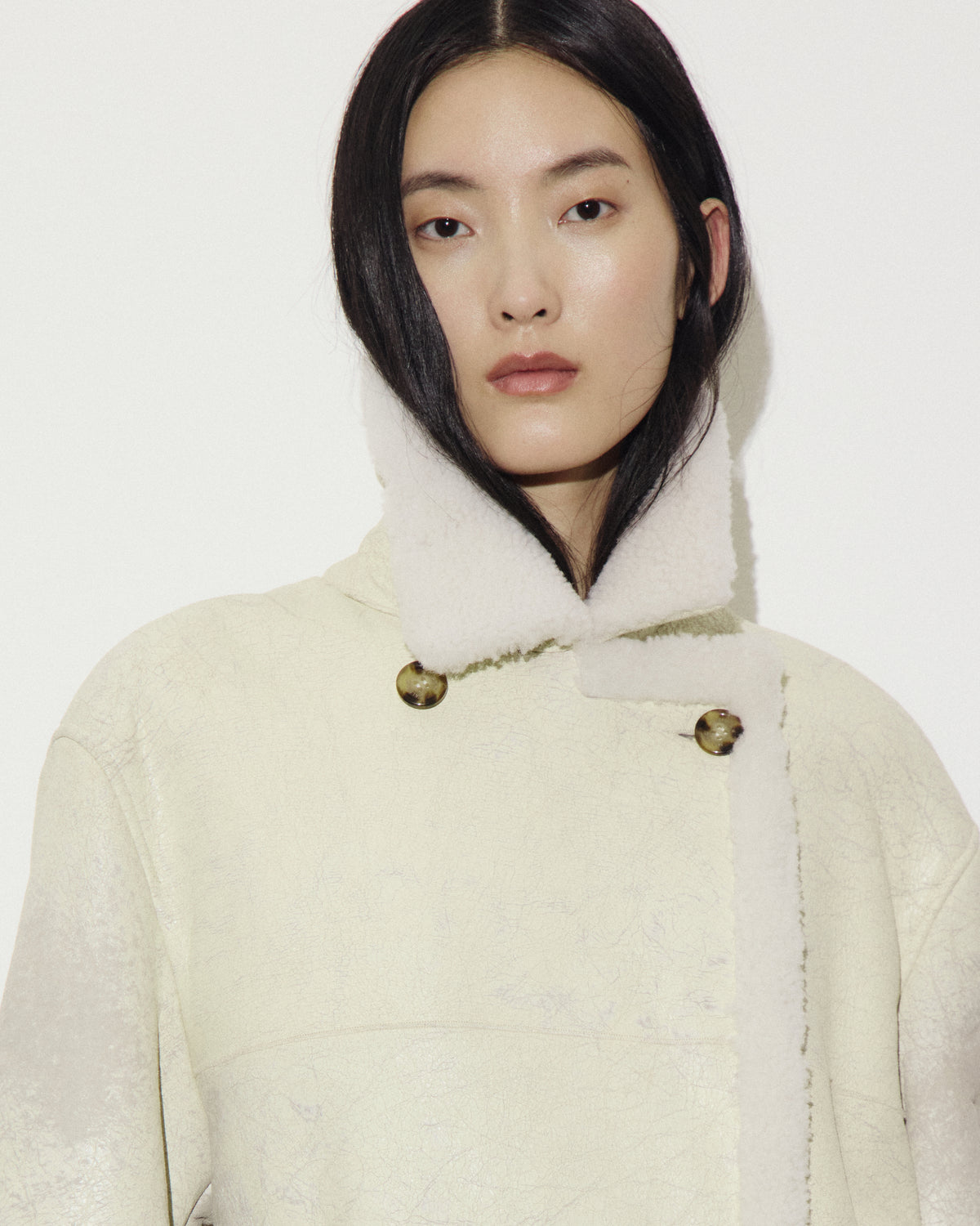 Cappotto oversize doppiopetto in montone nappato con trattamento crackle. Panna - Burro