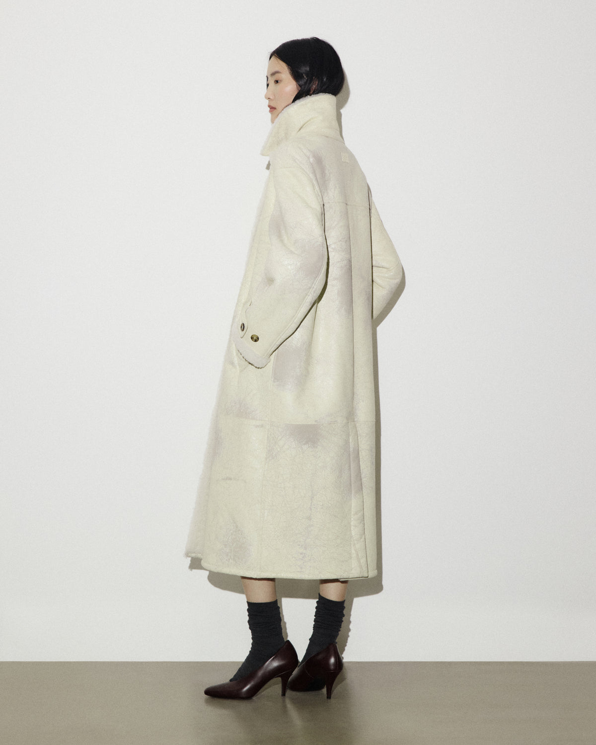 Cappotto oversize doppiopetto in montone nappato con trattamento crackle. Panna - Burro