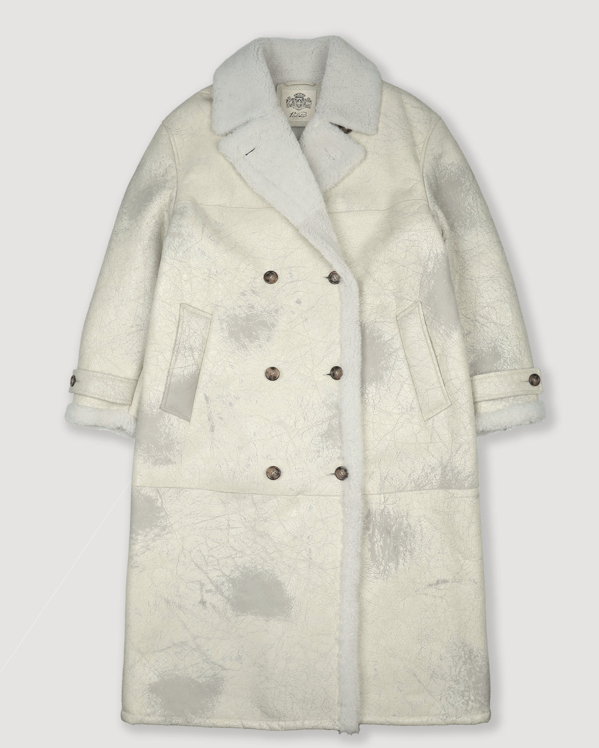 Cappotto oversize doppiopetto in montone nappato con trattamento crackle. Panna - Burro