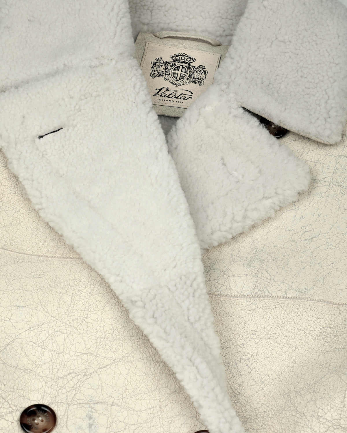 Cappotto oversize doppiopetto in montone nappato con trattamento crackle. Panna - Burro
