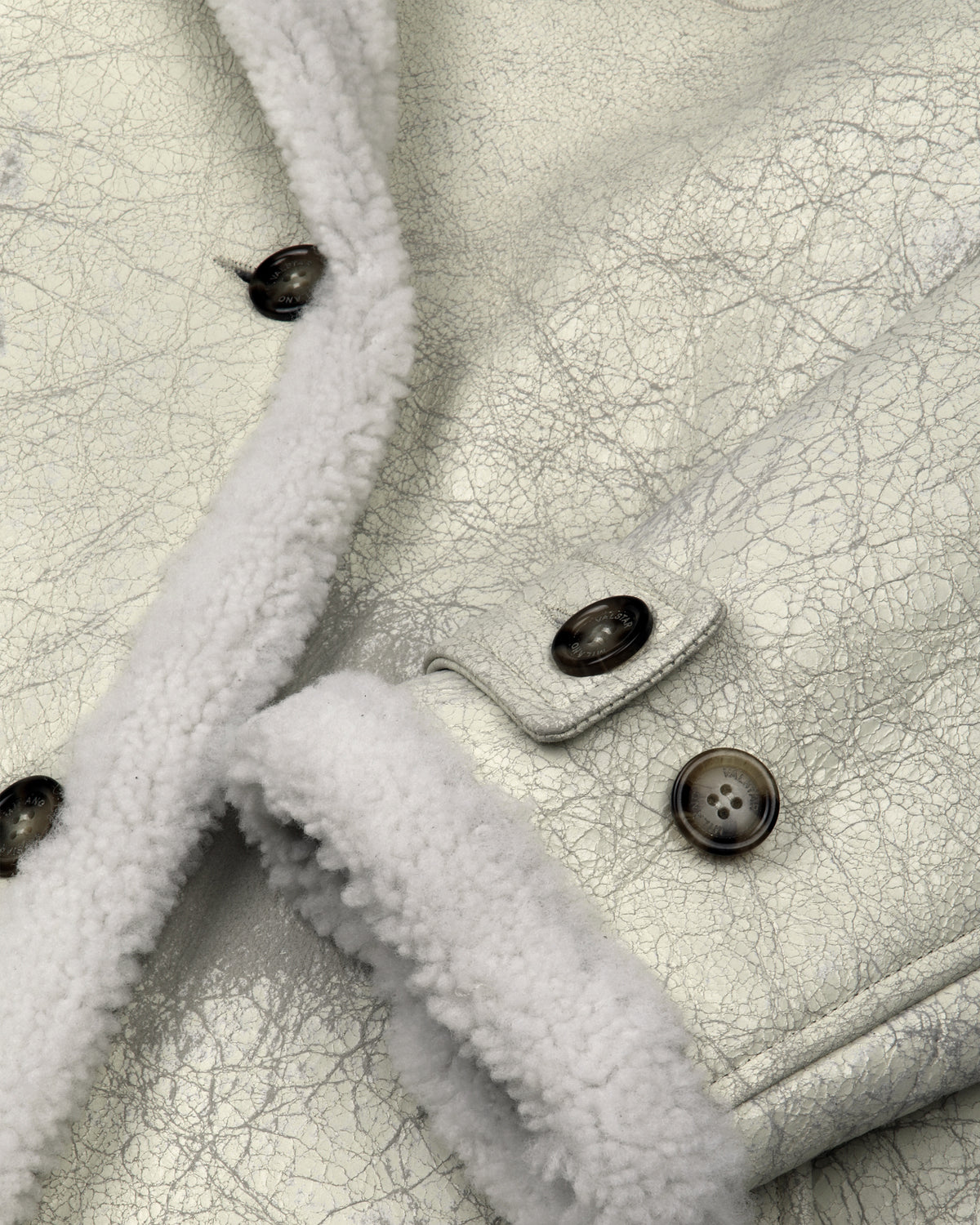 Cappotto oversize doppiopetto in montone nappato con trattamento crackle. Panna - Burro