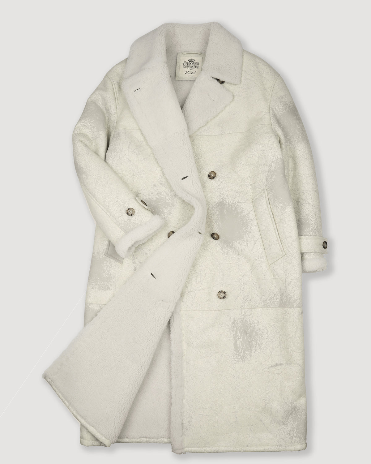 Cappotto oversize doppiopetto in montone nappato con trattamento crackle. Panna - Burro