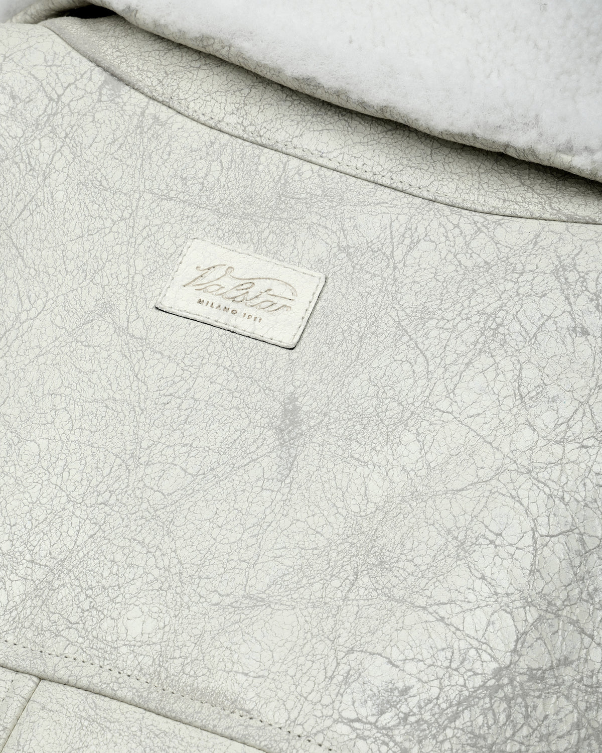 Cappotto oversize doppiopetto in montone nappato con trattamento crackle. Panna - Burro