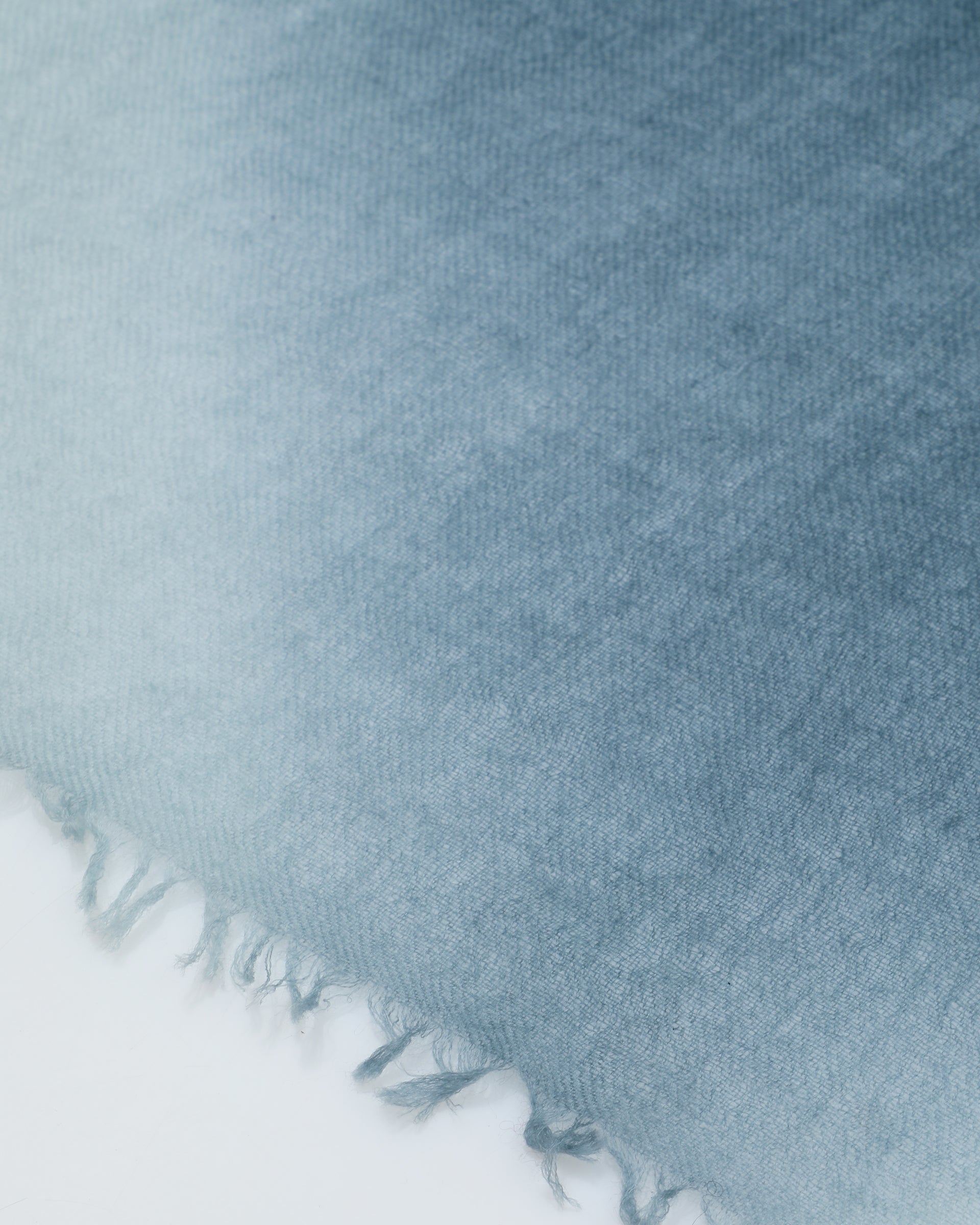 UNISEX-BANDANA TINTA UNITA CON FRANGE IN CASHMERE, TINTURA SFUMATA MANUALE - Carta zucchero