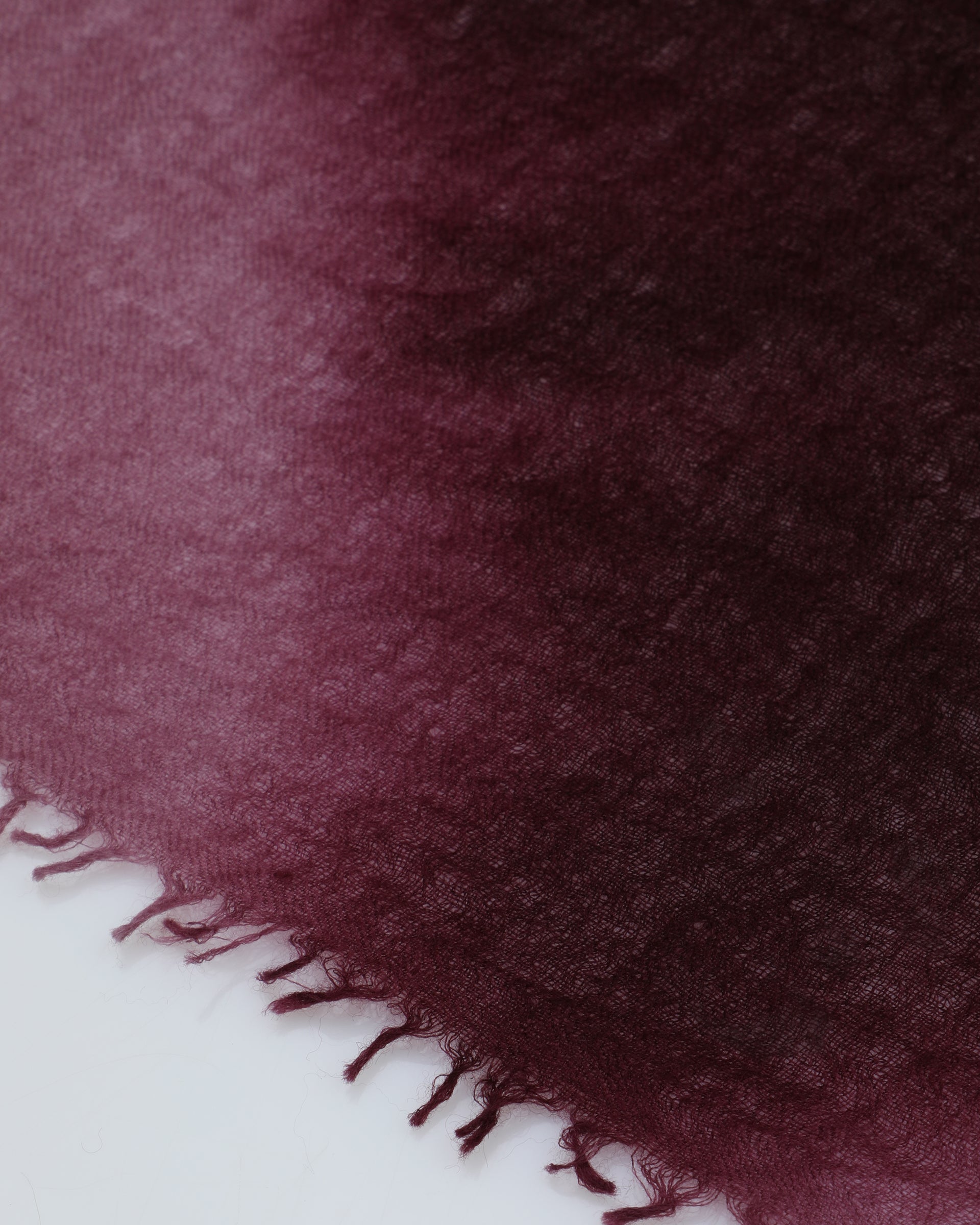UNISEX-BANDANA TINTA UNITA CON FRANGE IN CASHMERE, TINTURA SFUMATA MANUALE - Bordeaux