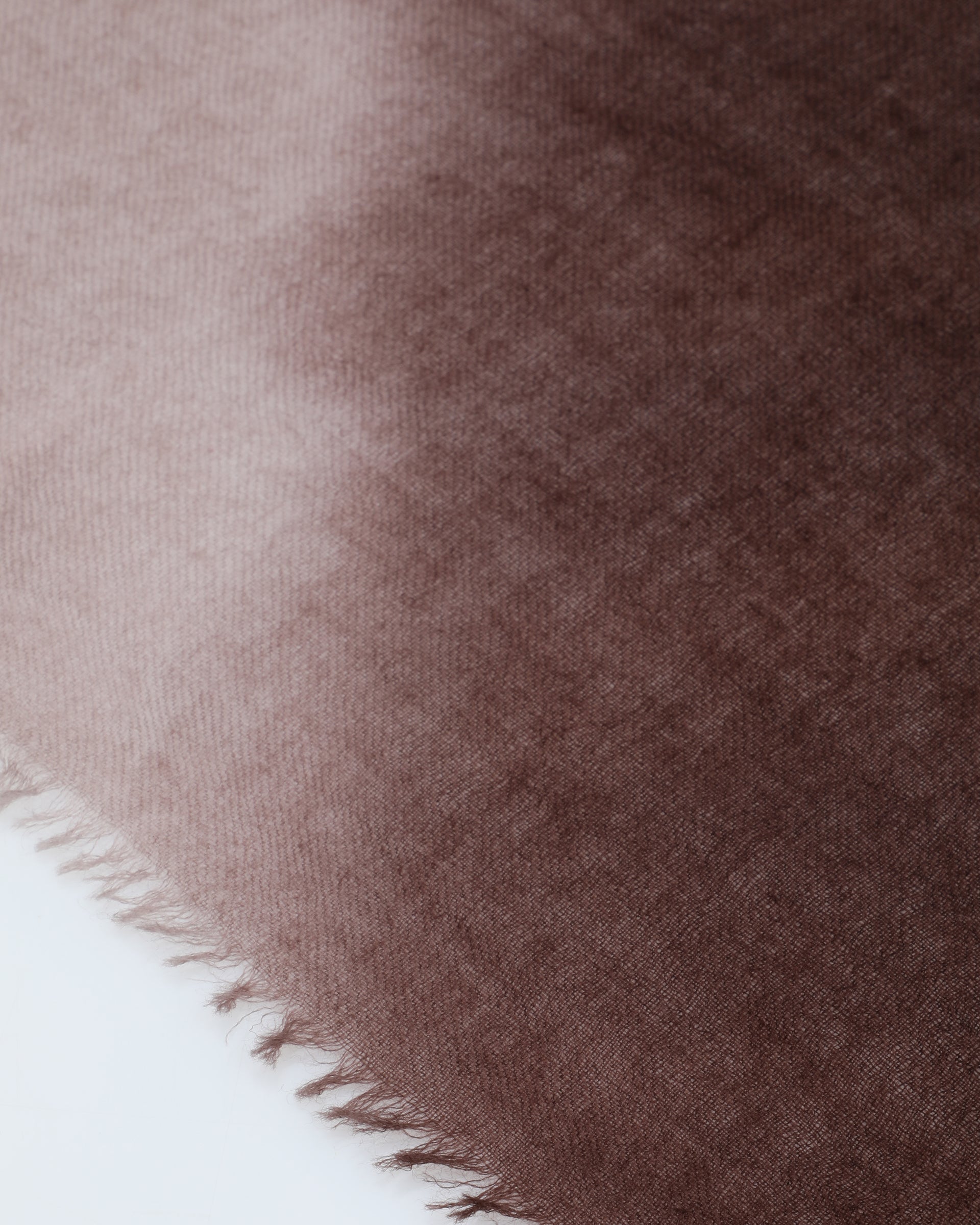 UNISEX-BANDANA TINTA UNITA CON FRANGE IN CASHMERE, TINTURA SFUMATA MANUALE - Marrone